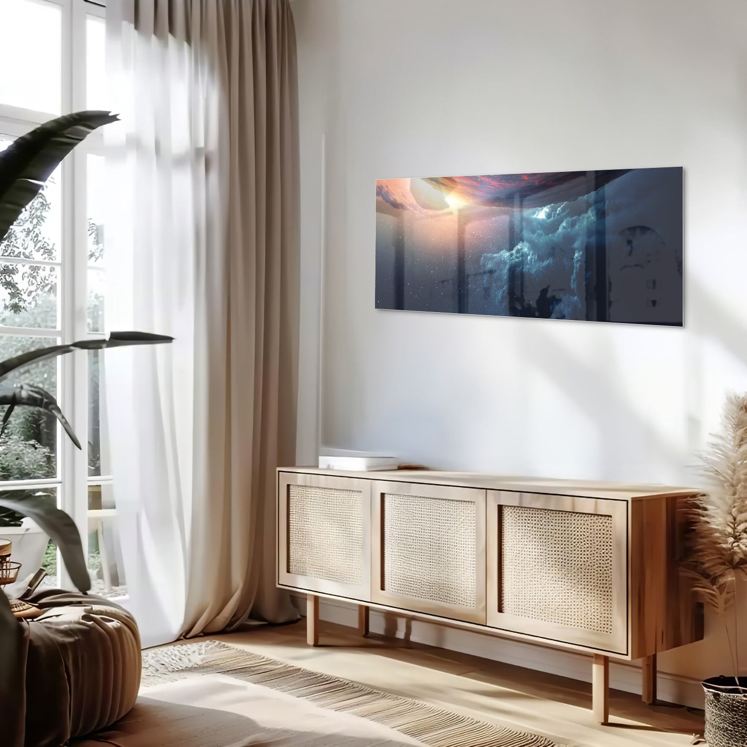 Glazen schilderij met een kosmisch uitzicht en kleurrijke lucht in woonkamer.