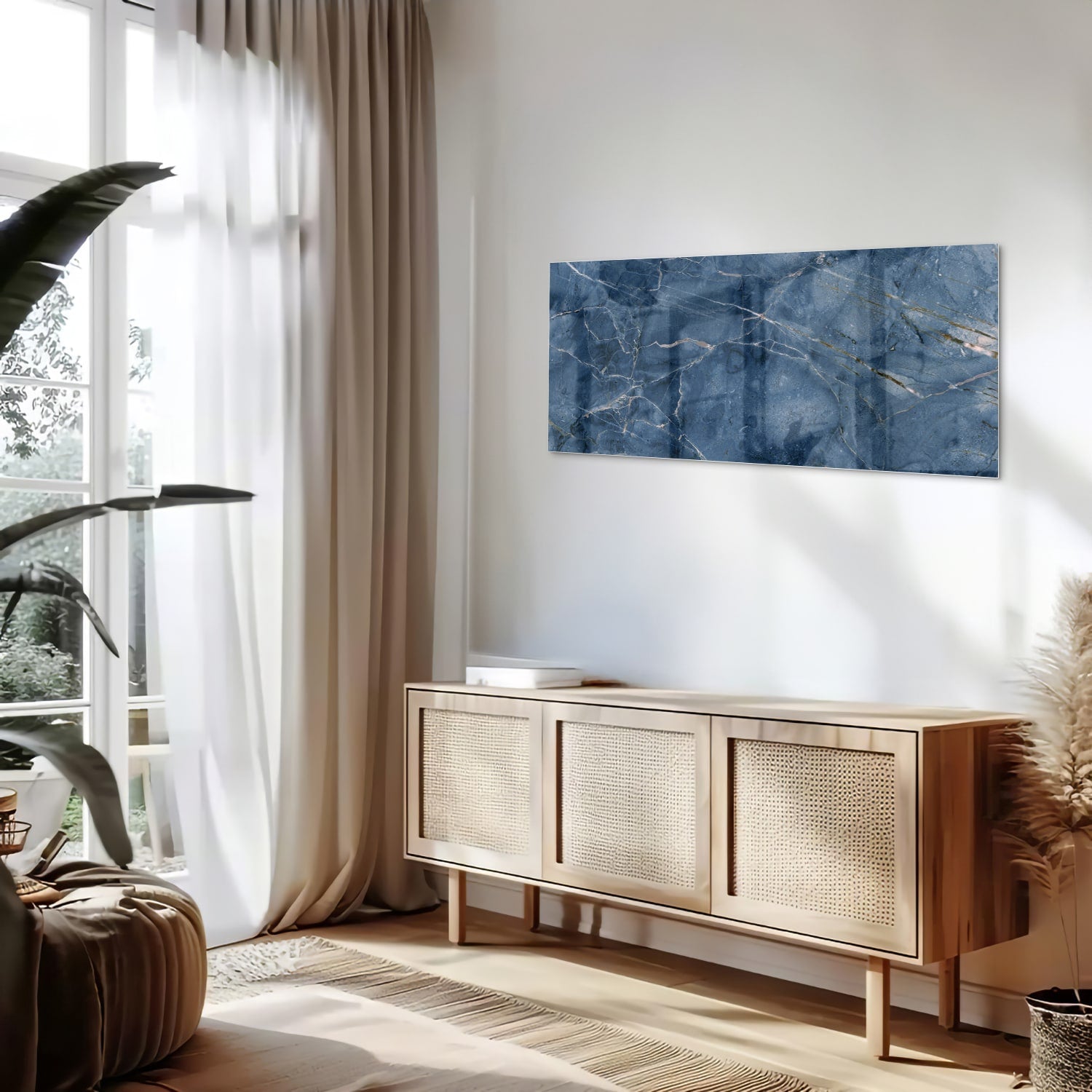 Diepblauw glazen schilderij met marmerstructuur aan de muur
