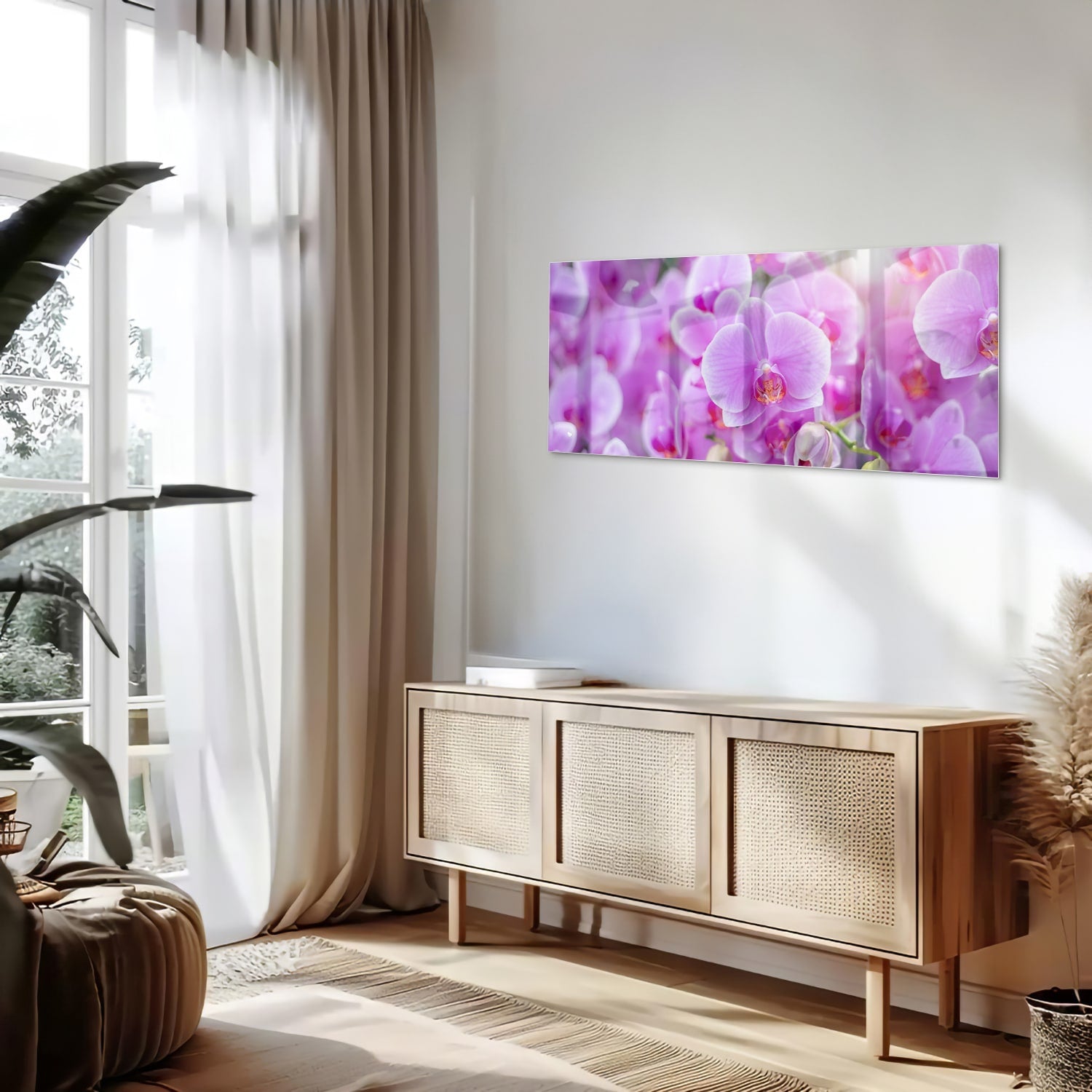 Glazen schilderij met een close-up van paarse orchideen in een mooi interieur
