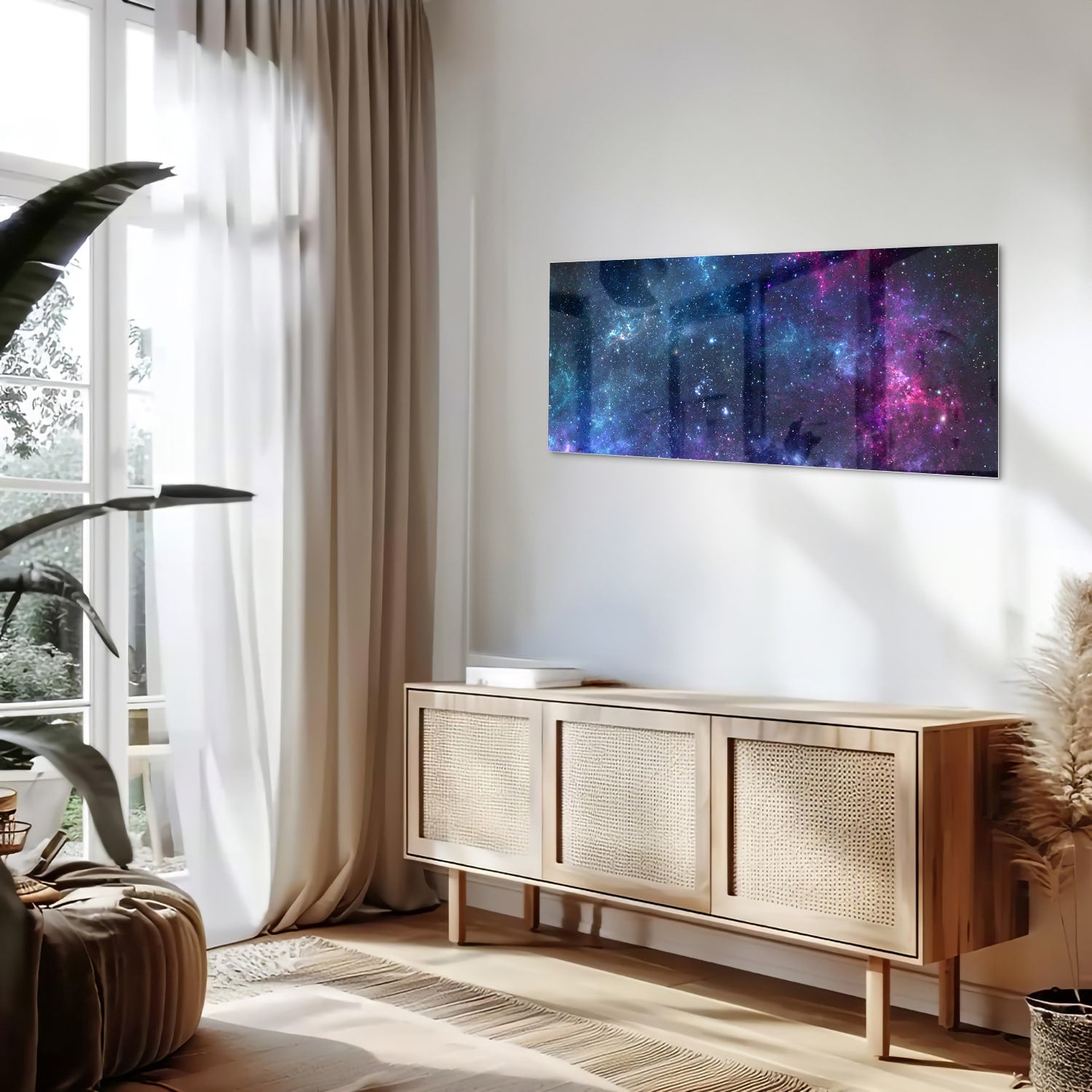 Glazen schilderij van het universum met kleurrijke sterren en nevels.