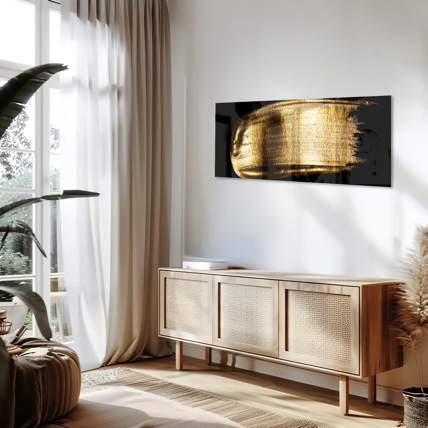 Abstract glazen schilderij met gouden penseelstreek op een zwarte achtergrond.