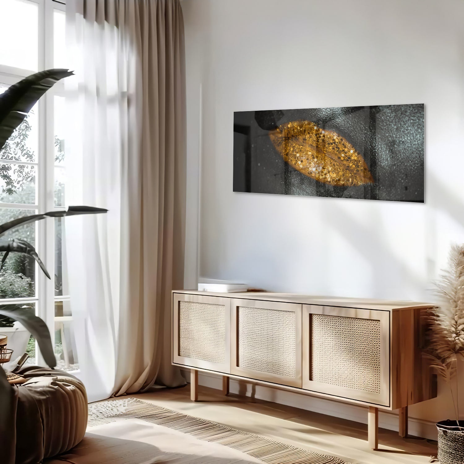 Glazen schilderij met een gouden blad op een zwarte achtergrond, perfect voor moderne interieurs.