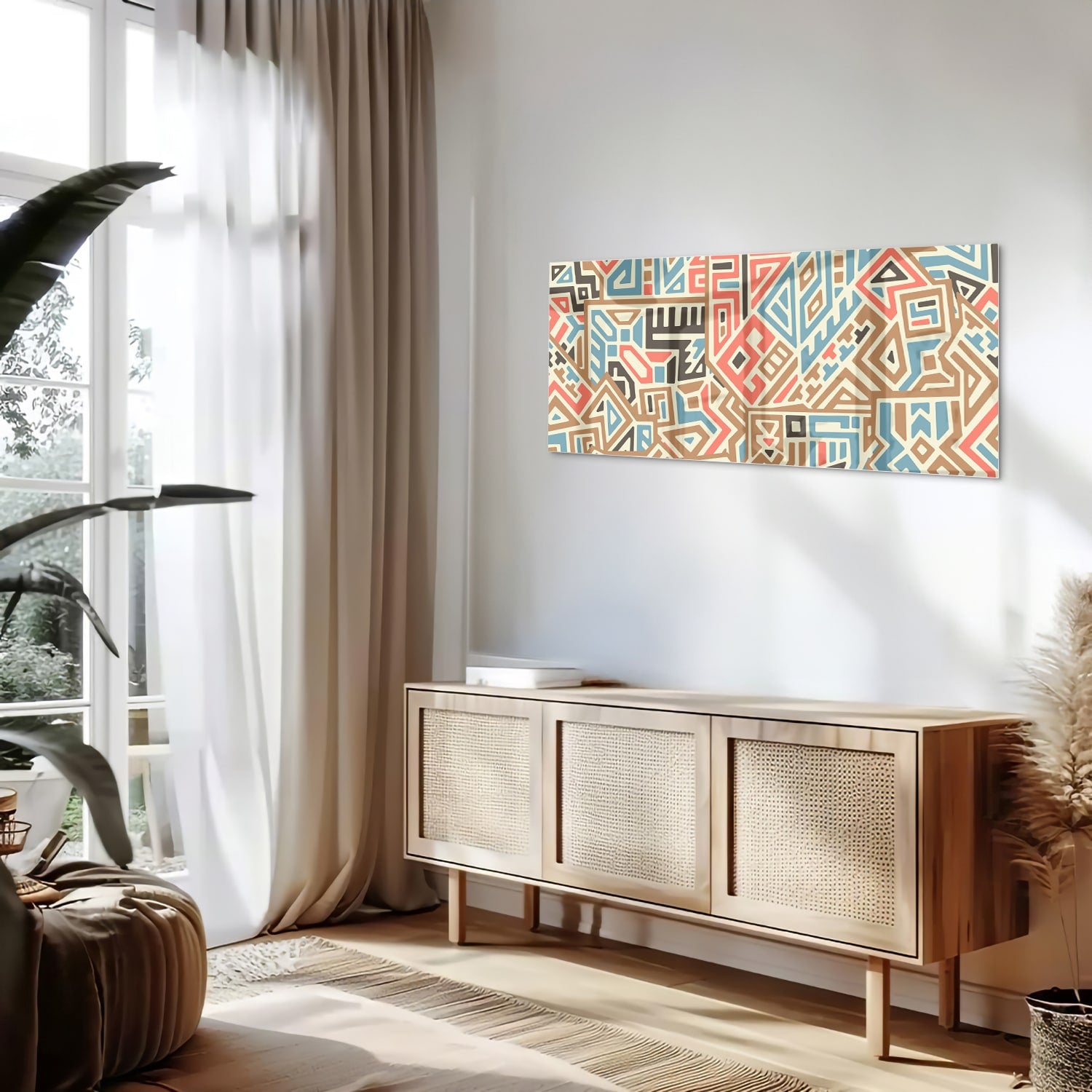 Abstract glazen schilderij met kleurrijke geometrische patronen aan de muur.