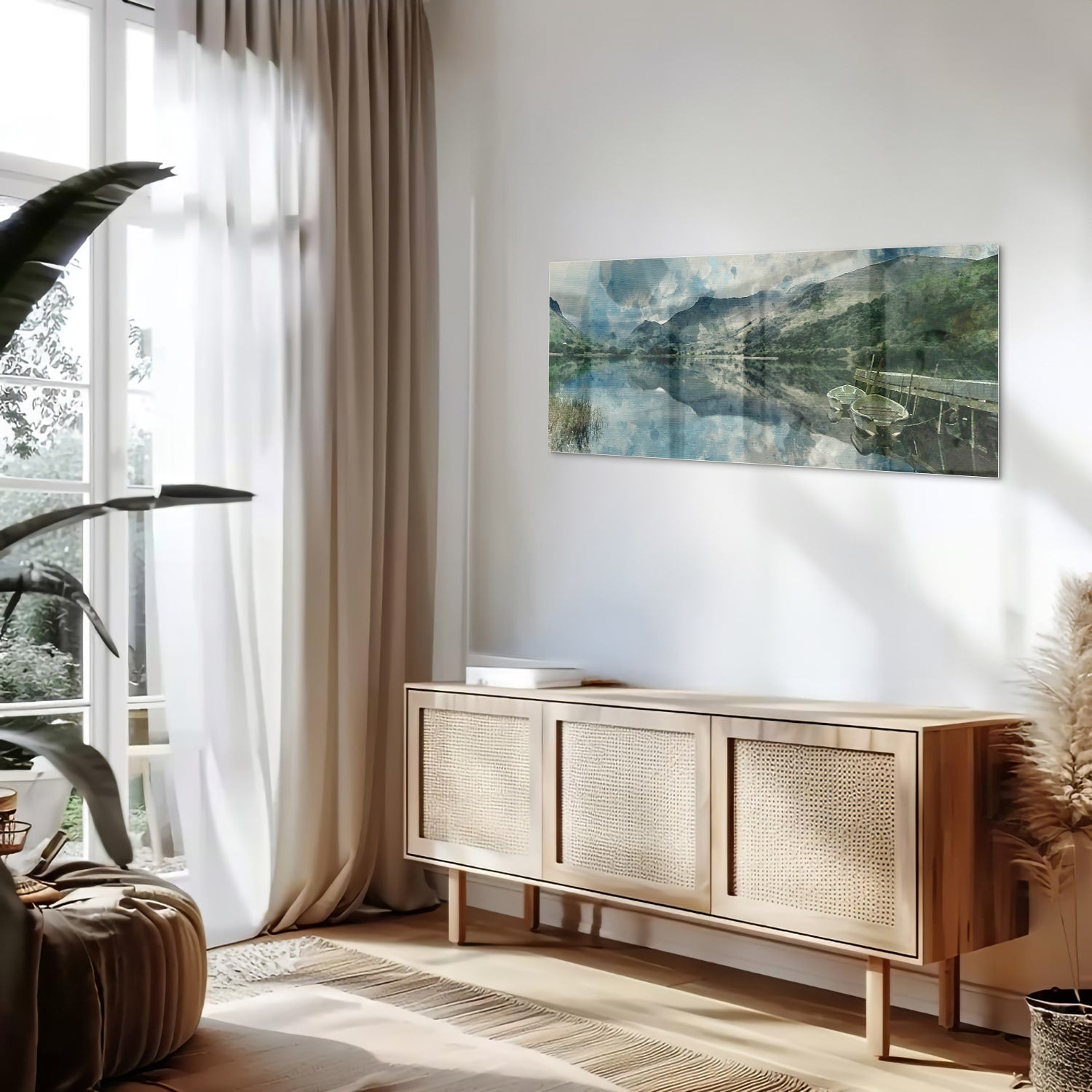 Glazen schilderij van een serene landschap met blauw meer en bergen