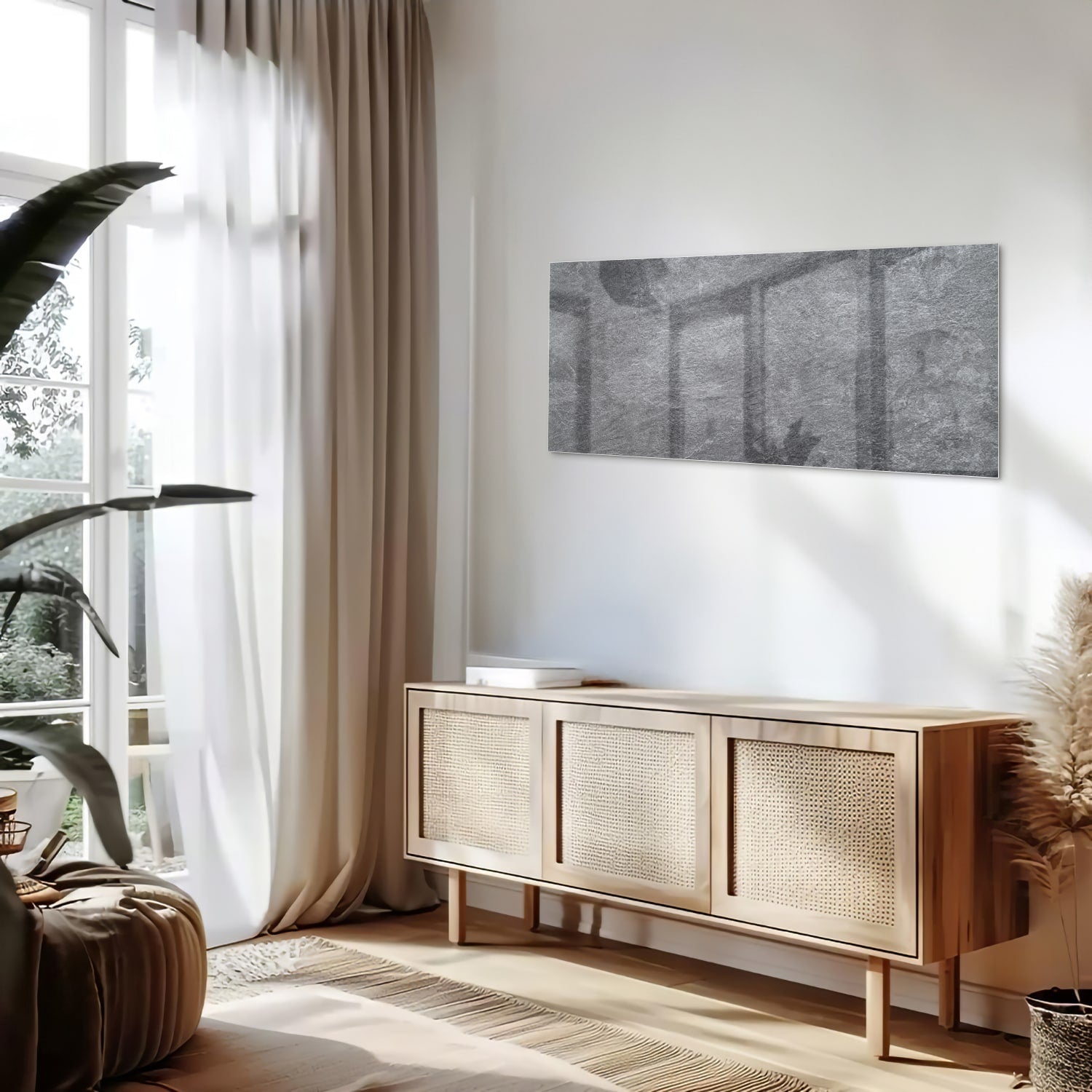 Modern glazen schilderij in grijs hangt aan de muur in een rustig interieur.