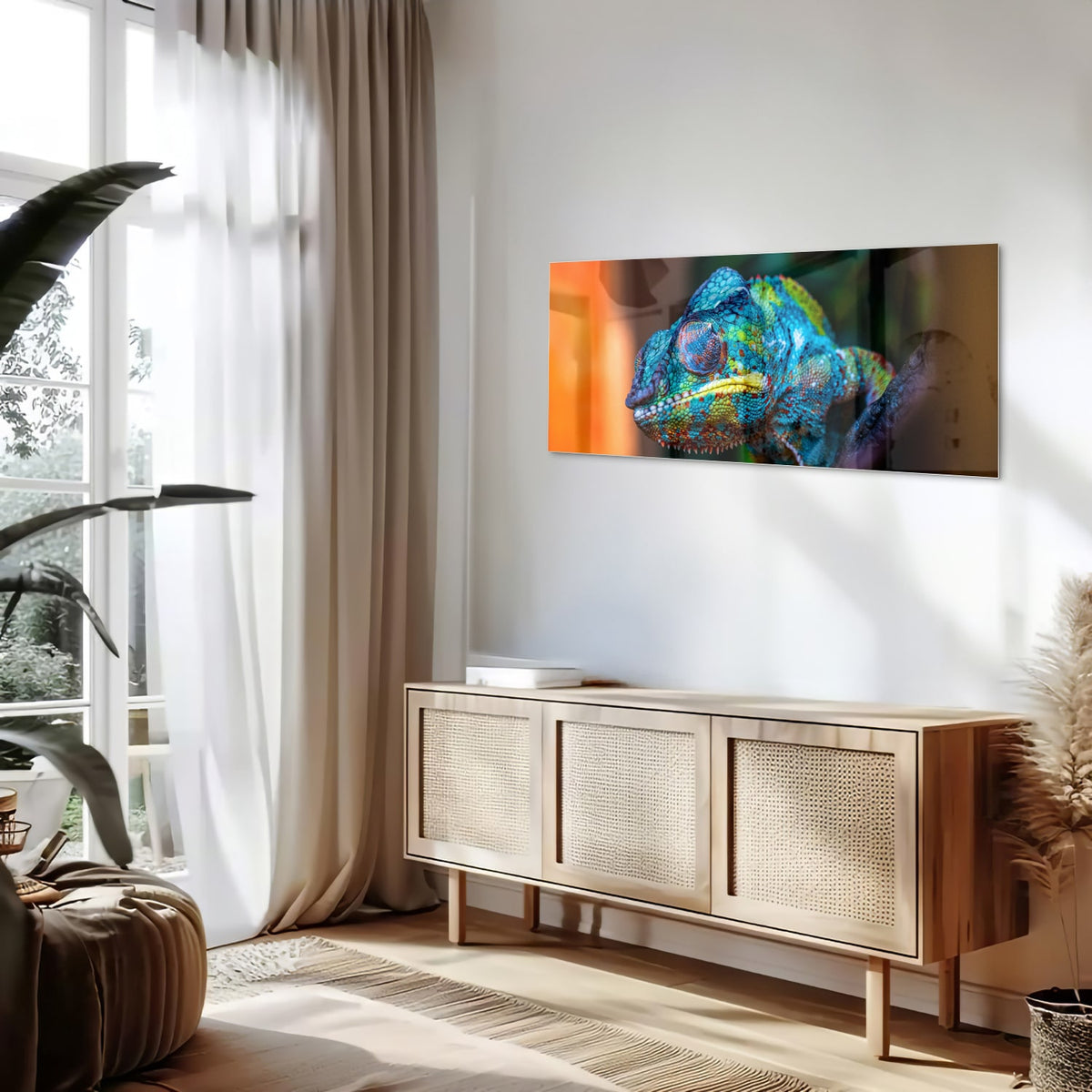 Glazen schilderij van een kleurrijk chameleon hangt aan de muur