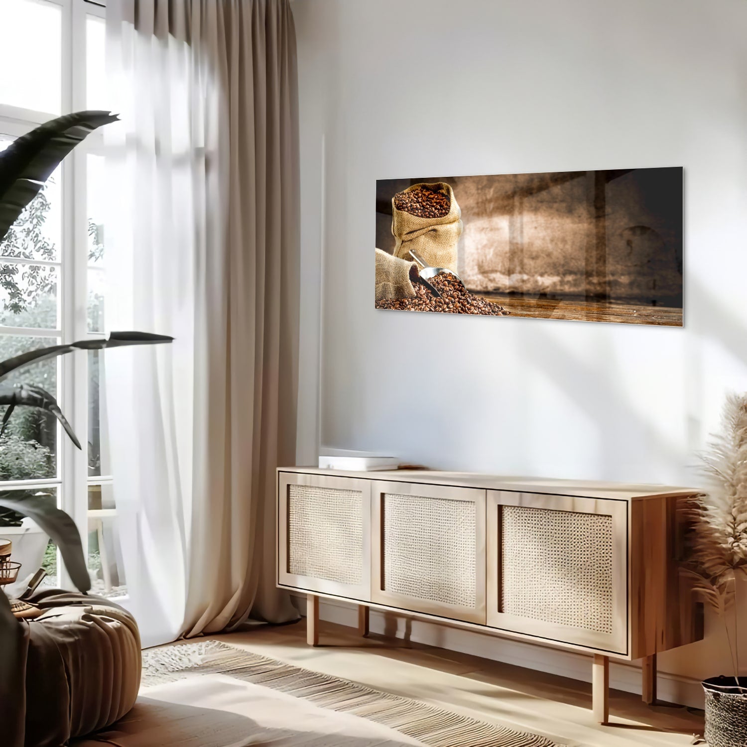 Glazen schilderij met koffiezakken en koffiebonen op een muur.