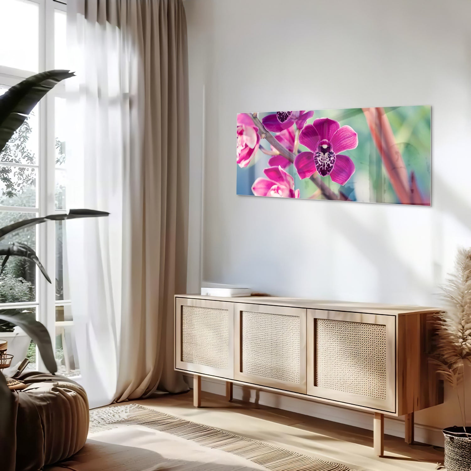Glazen schilderij van paarse orchideen aan de muur in sfeervolle woonkamer.