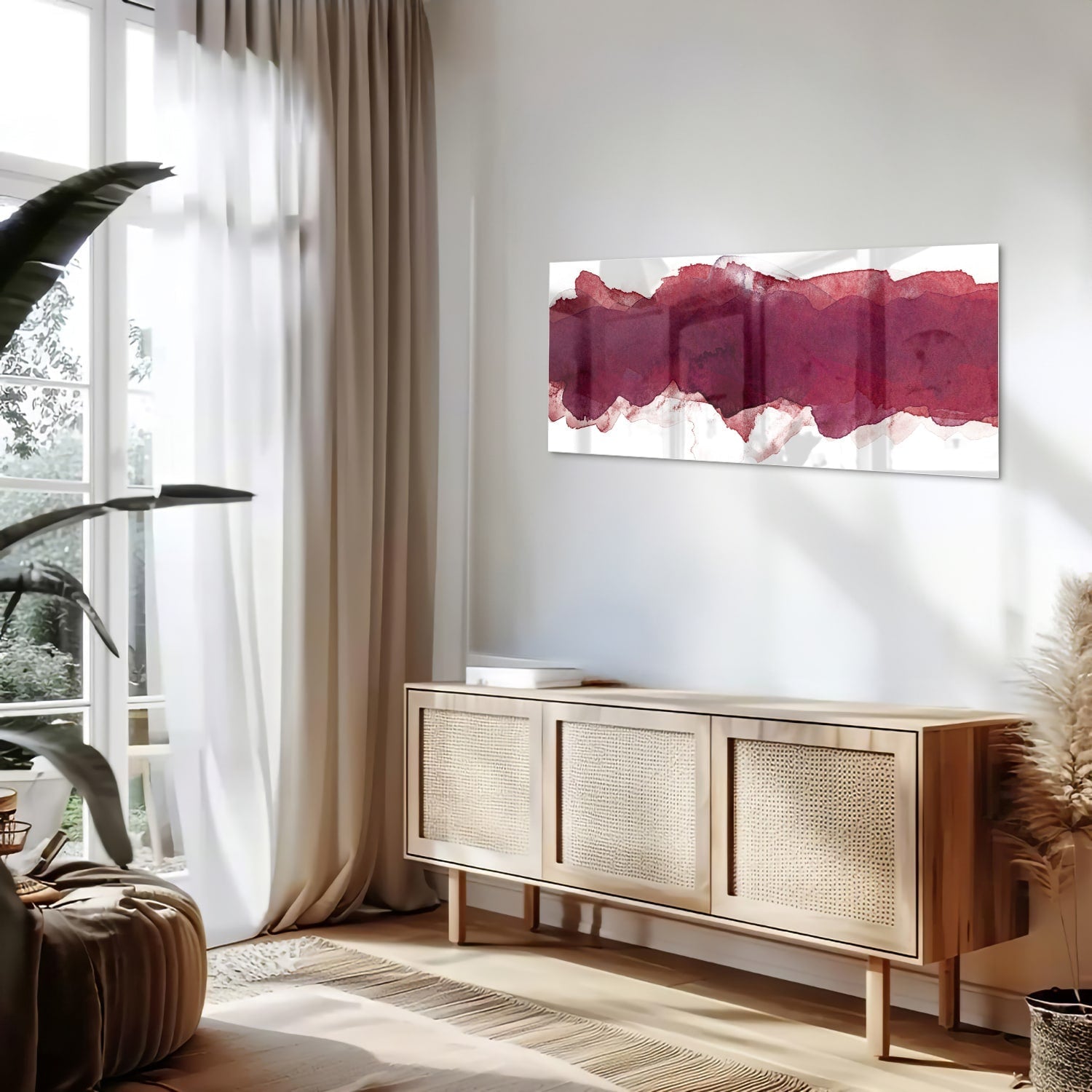 Abstract glas schilderij in dieprood gehangen boven een moderne kast