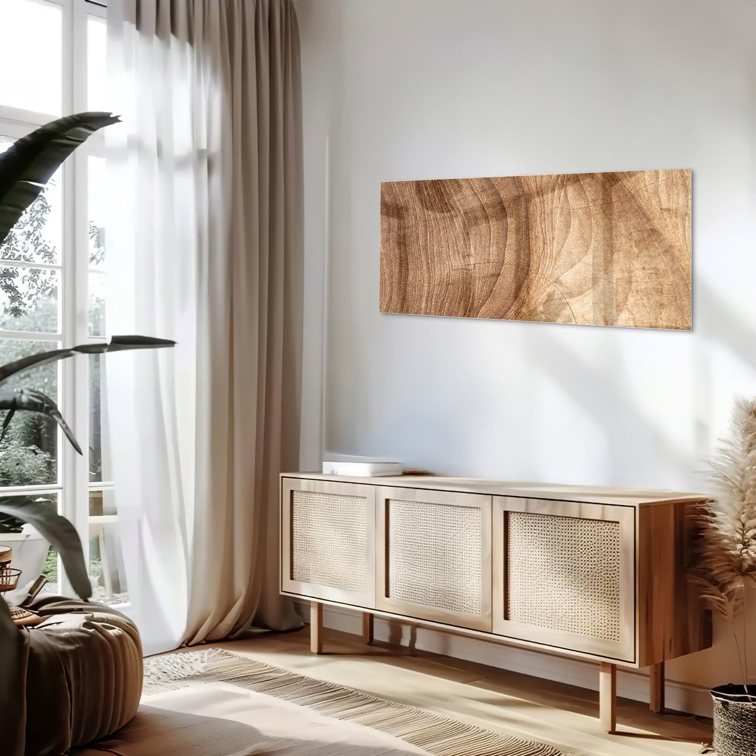 Glazen schilderij met een ontwerp in houttinten, hangt aan de muur.