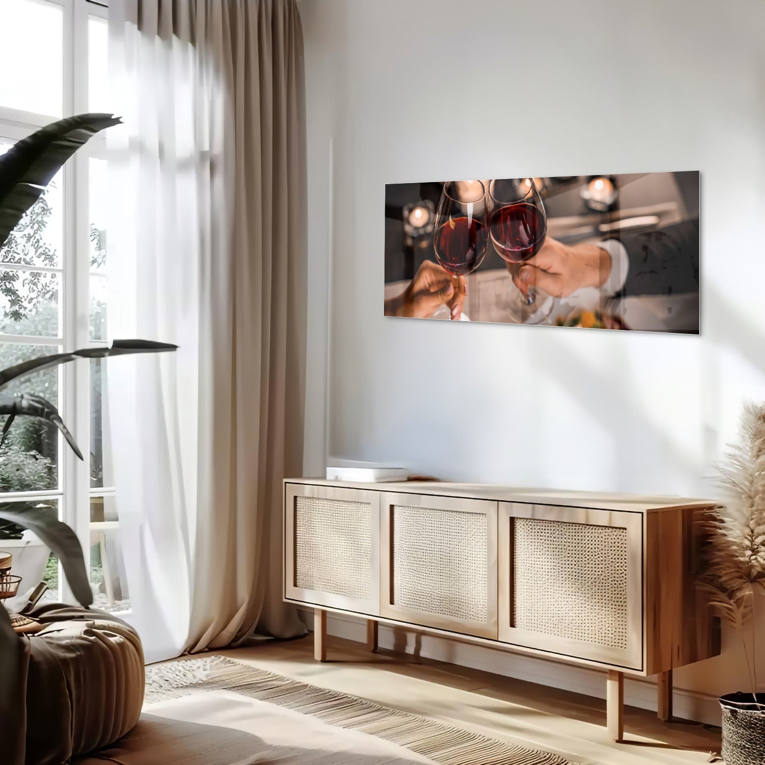 Een glazen schilderij van twee mensen die proosten met rode wijn in een stijlvolle setting.