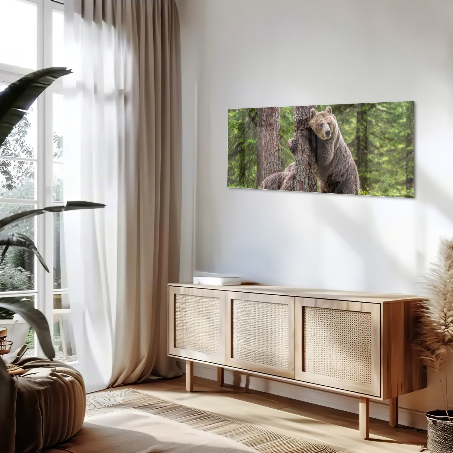 Glazen schilderij van een grizzly beer leunend tegen een boom in de natuur.