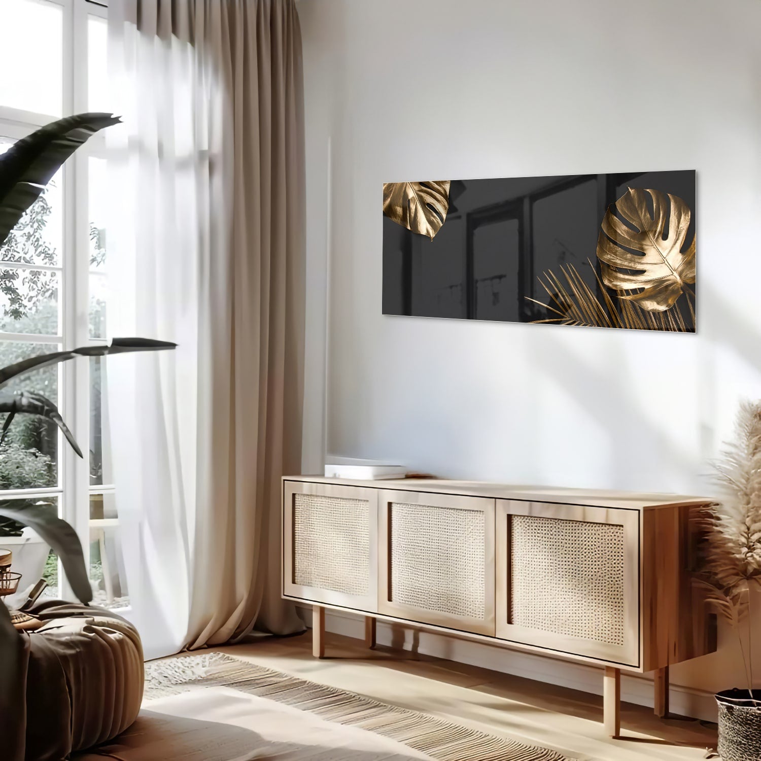 Glazen schilderij met gouden bladeren op een zwarte achtergrond in een woonkamer