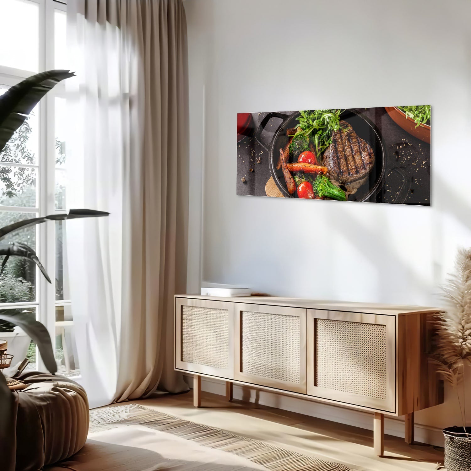 Glazen schilderij met een gegrilde steak en verse groenten in een pan