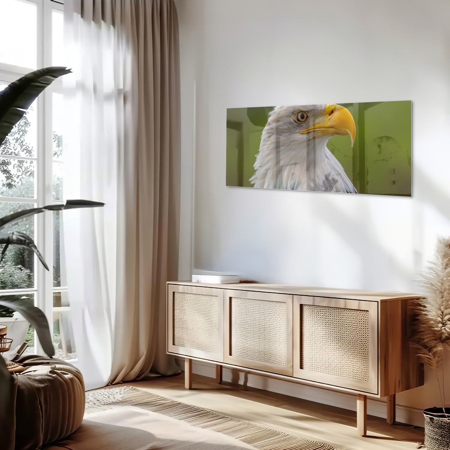 Een prachtig glazen schilderij van een Amerikaanse zeearend met een groene achtergrond.