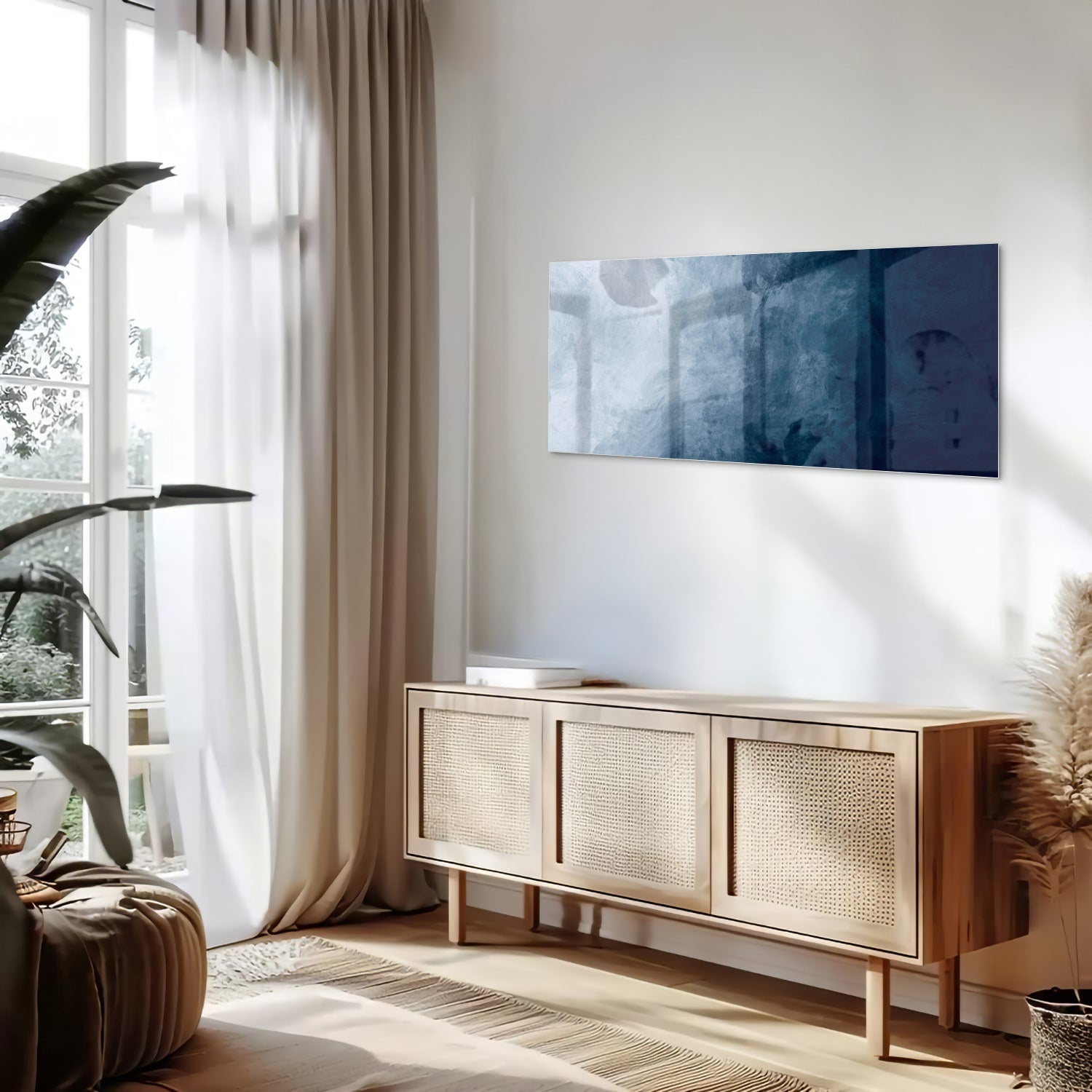 Abstract blauw glas schilderij aan de muur bij een houten meubel.