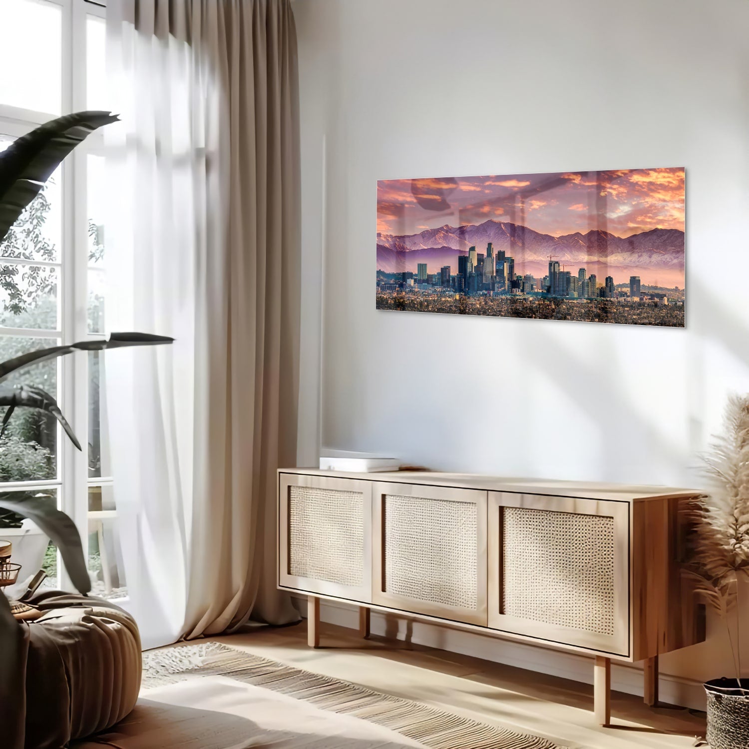 Glazen schilderij van een stadspanorama bij zonsondergang met bergen op de achtergrond.