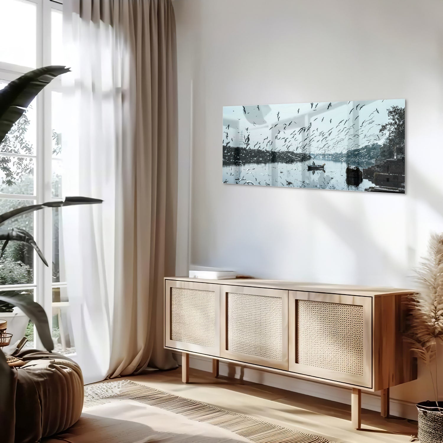 Glazen schilderij van vogels boven kalm water met reflecties.