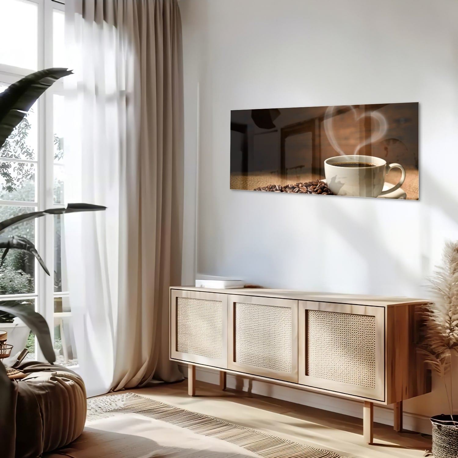 Glazen schilderij van een kop koffie met koffiebonen op een houten tafel.