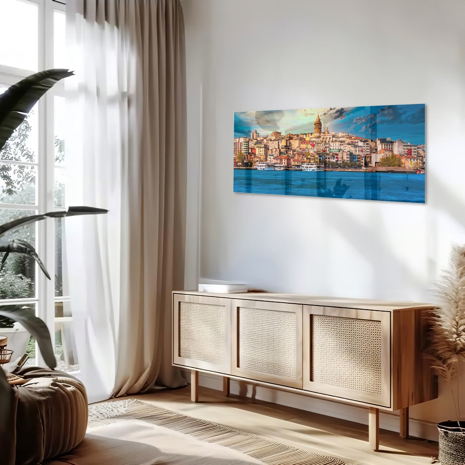 Glazen schilderij van een stad aan zee met kleurrijke gebouwen.