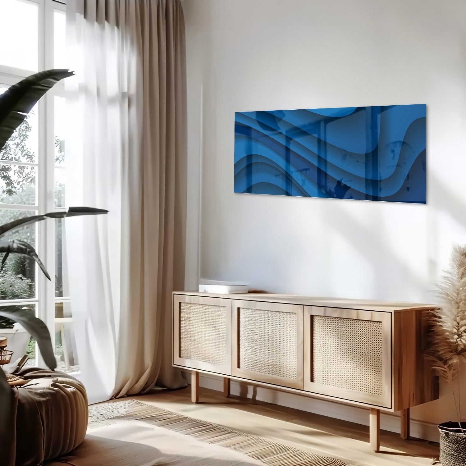 Modern glazen schilderij in abstracte blauwtinten op een muur.