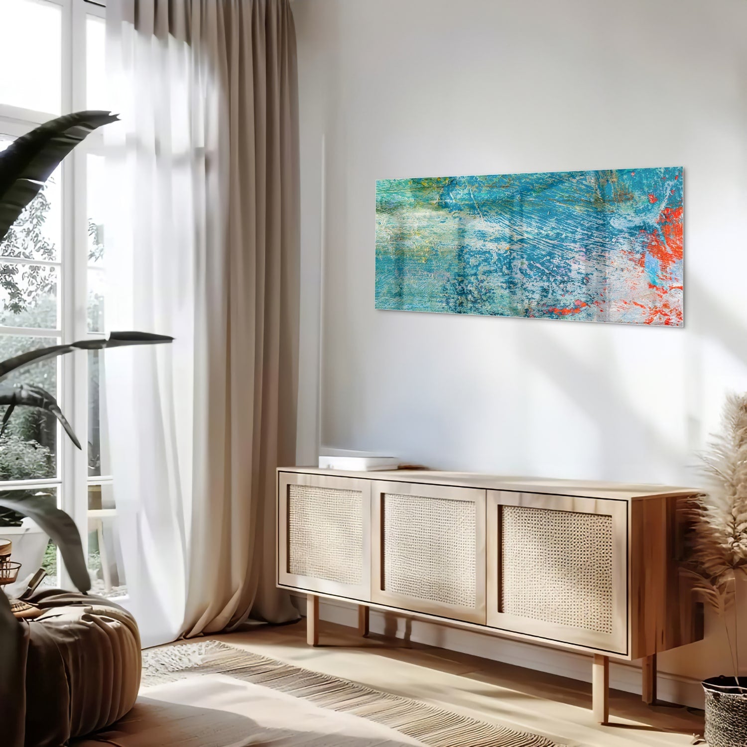 Kleurrijk abstract glazen schilderij aan de muur boven een houten kast
