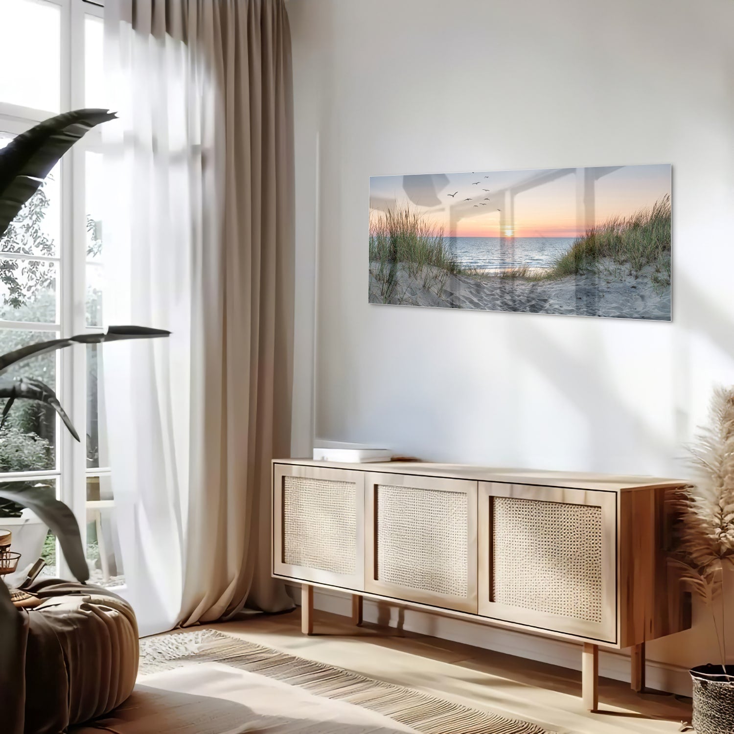 Glazen schilderij van een serene zonsondergang boven de zee met gras en vogels