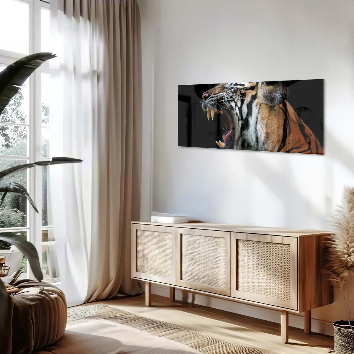Glazen schilderij van een brullende tijger aan de muur in een stijlvolle kamer.