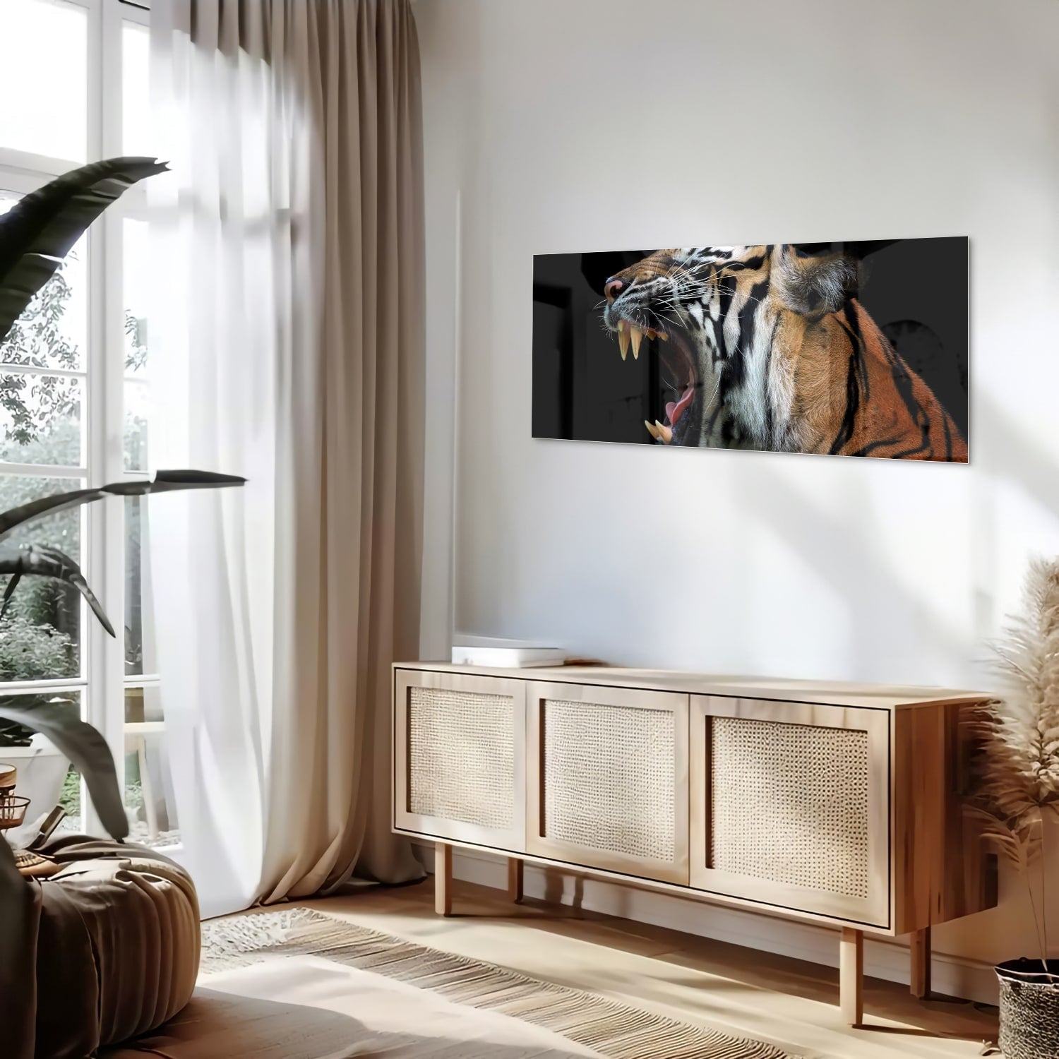 Glazen schilderij van een brullende tijger aan de muur in een stijlvolle kamer.