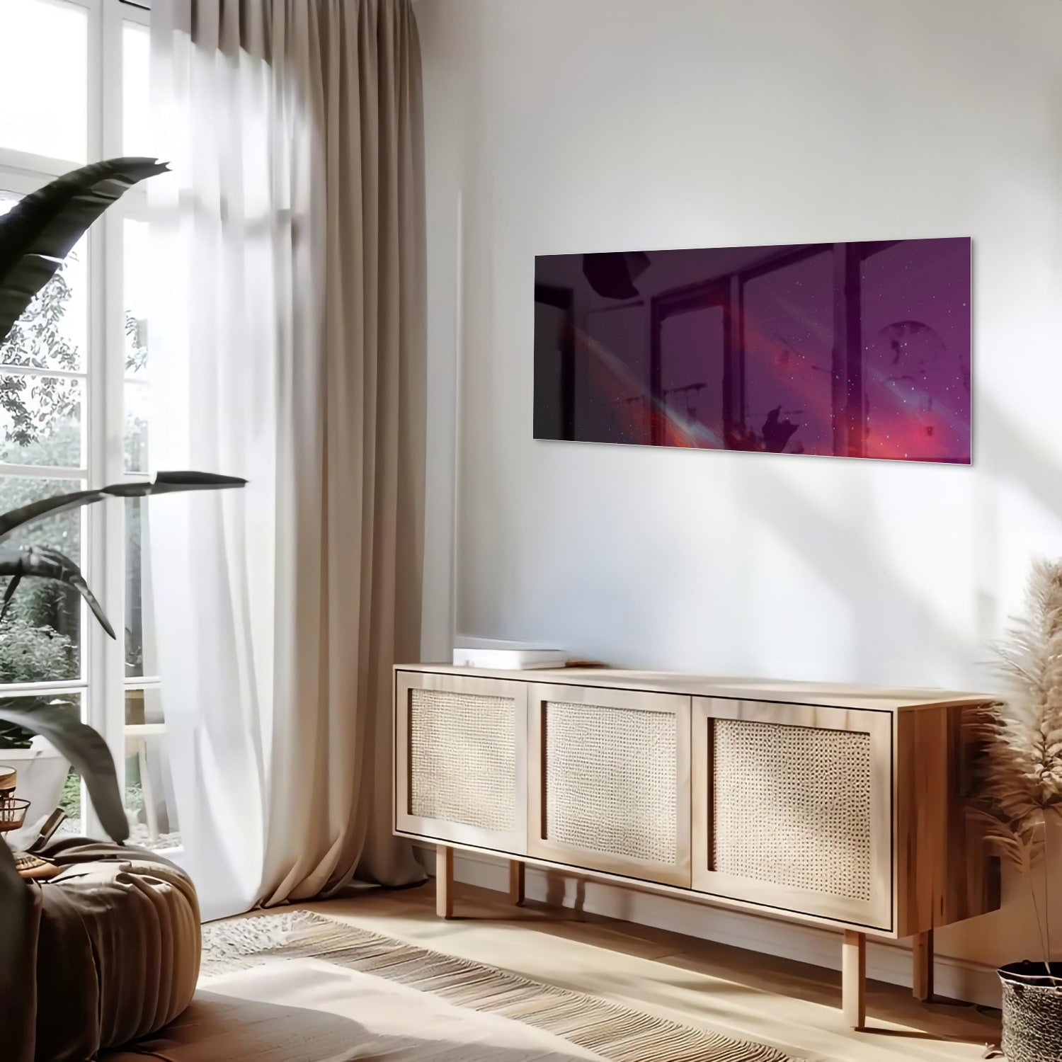 Een kleurrijk glazen schilderij met abstracte vormen in een moderne woonkamer.