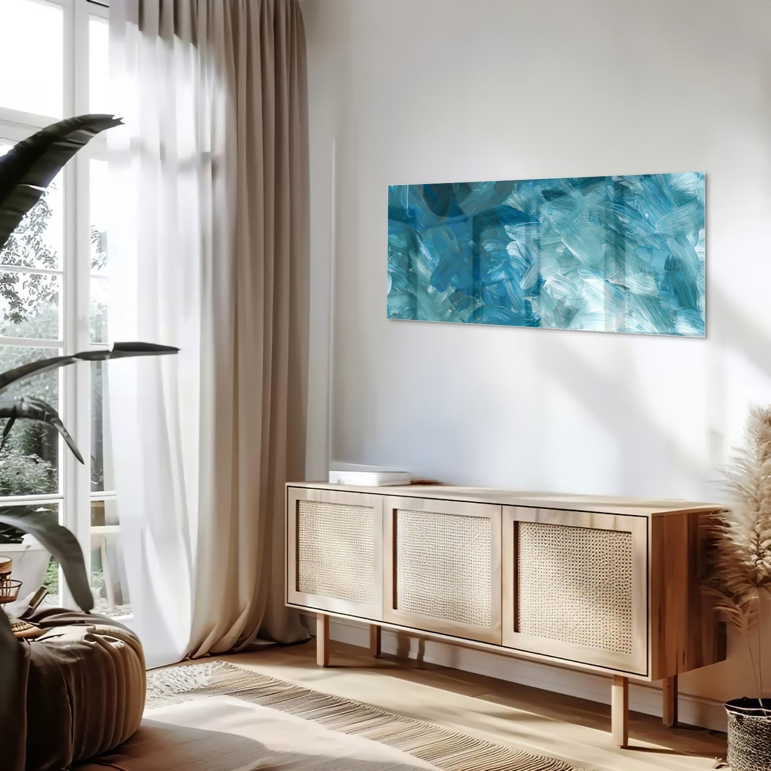 Abstract glazen schilderij met verschillende tinten blauw aan de muur.