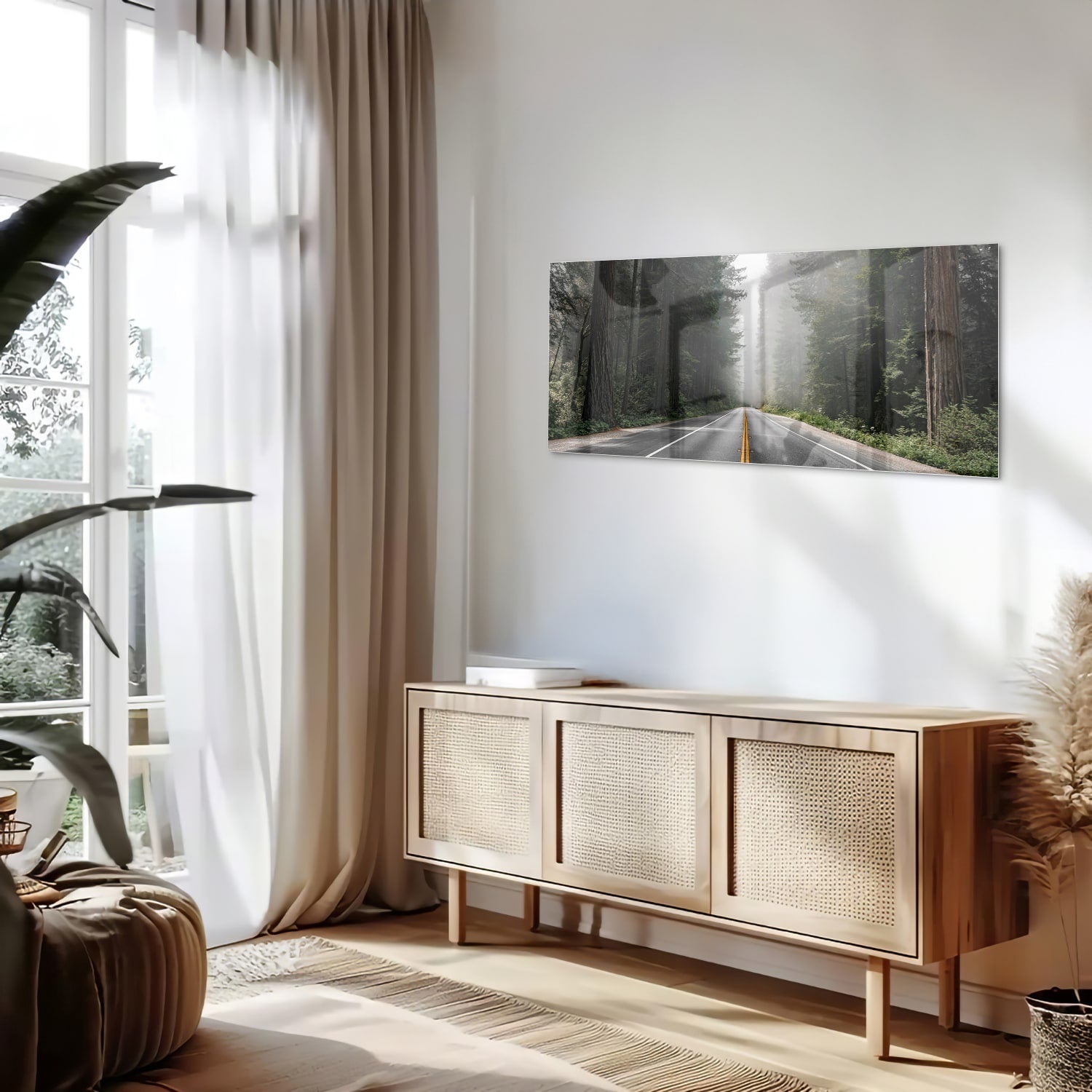 Glazen schilderij van een mistige weg omgeven door bomen in een interieur.