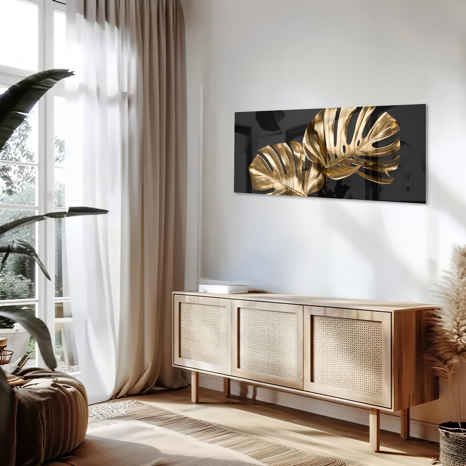 Gouden glazen schilderij met monstera bladeren aan de muur