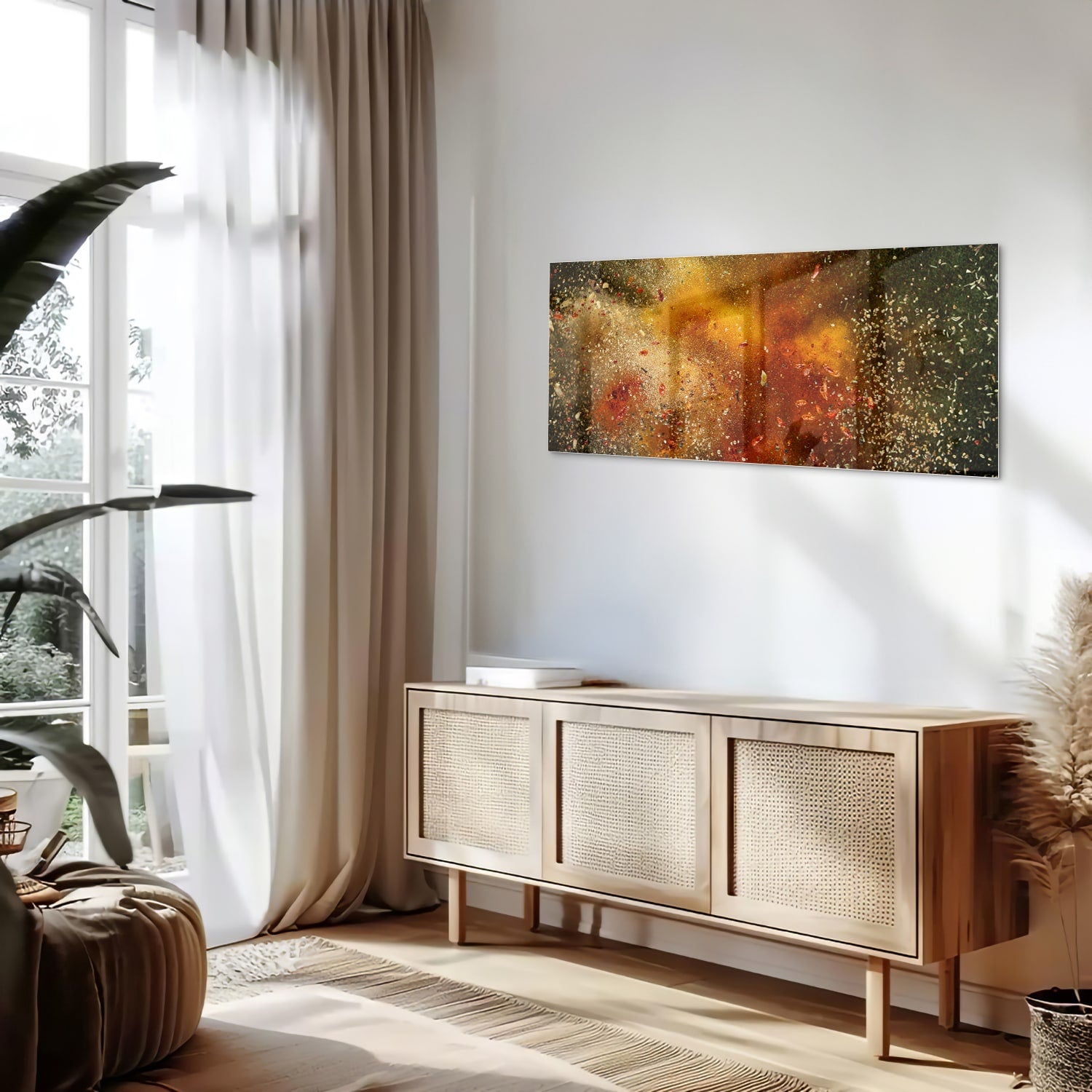 Abstract glazen schilderij met glinsterende warme kleuren in een moderne woonkamer.