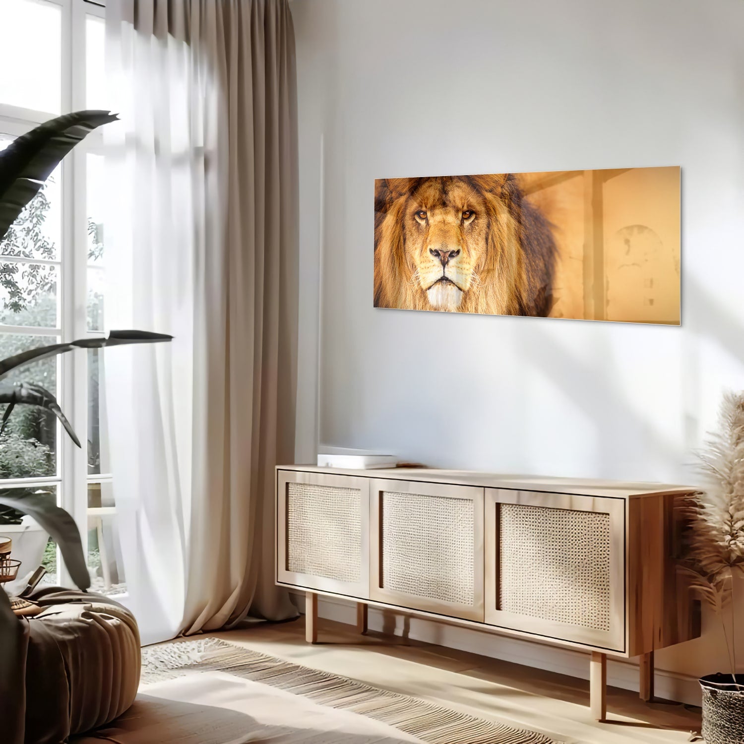 Glazen schilderij van een majestueuze leeuw in een modern interieur