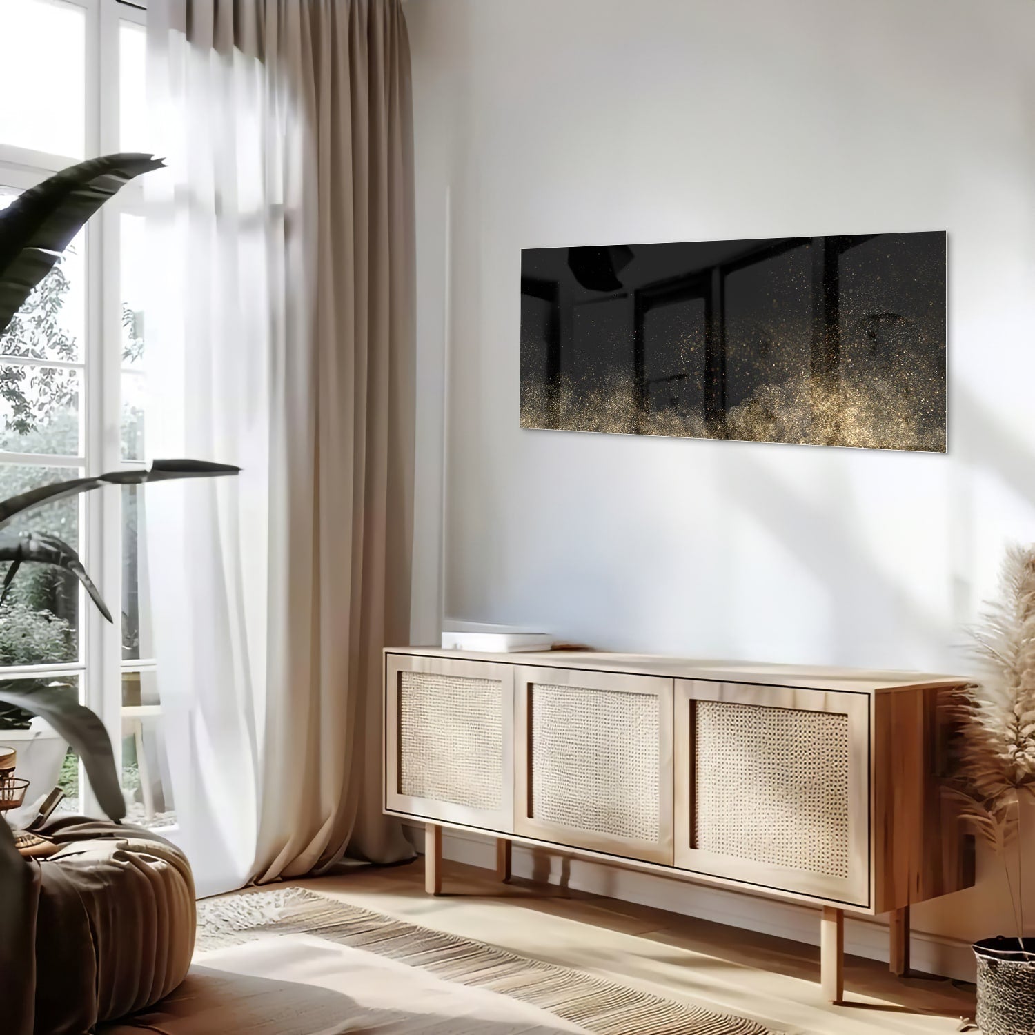 Glazen schilderij met zwarte achtergrond en gouden accenten aan de muur