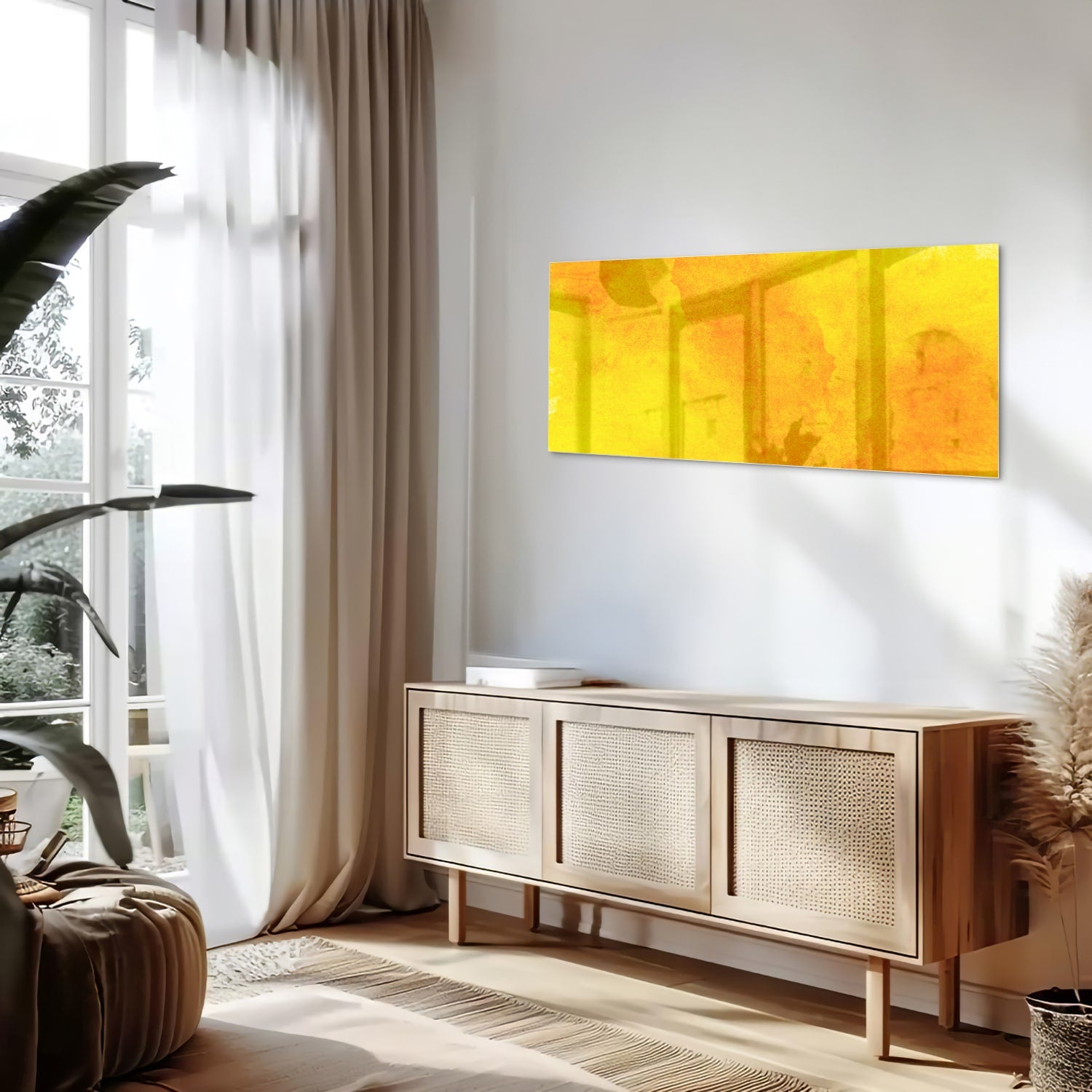 Gele glazen schilderij boven een houten bureau in een woonkamer.