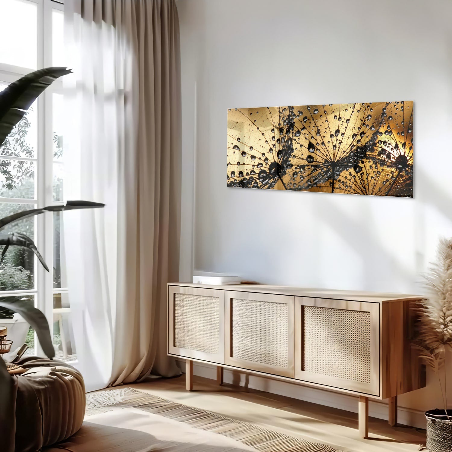 Glazen schilderij met gouden waterdruppels op een lichte muur.