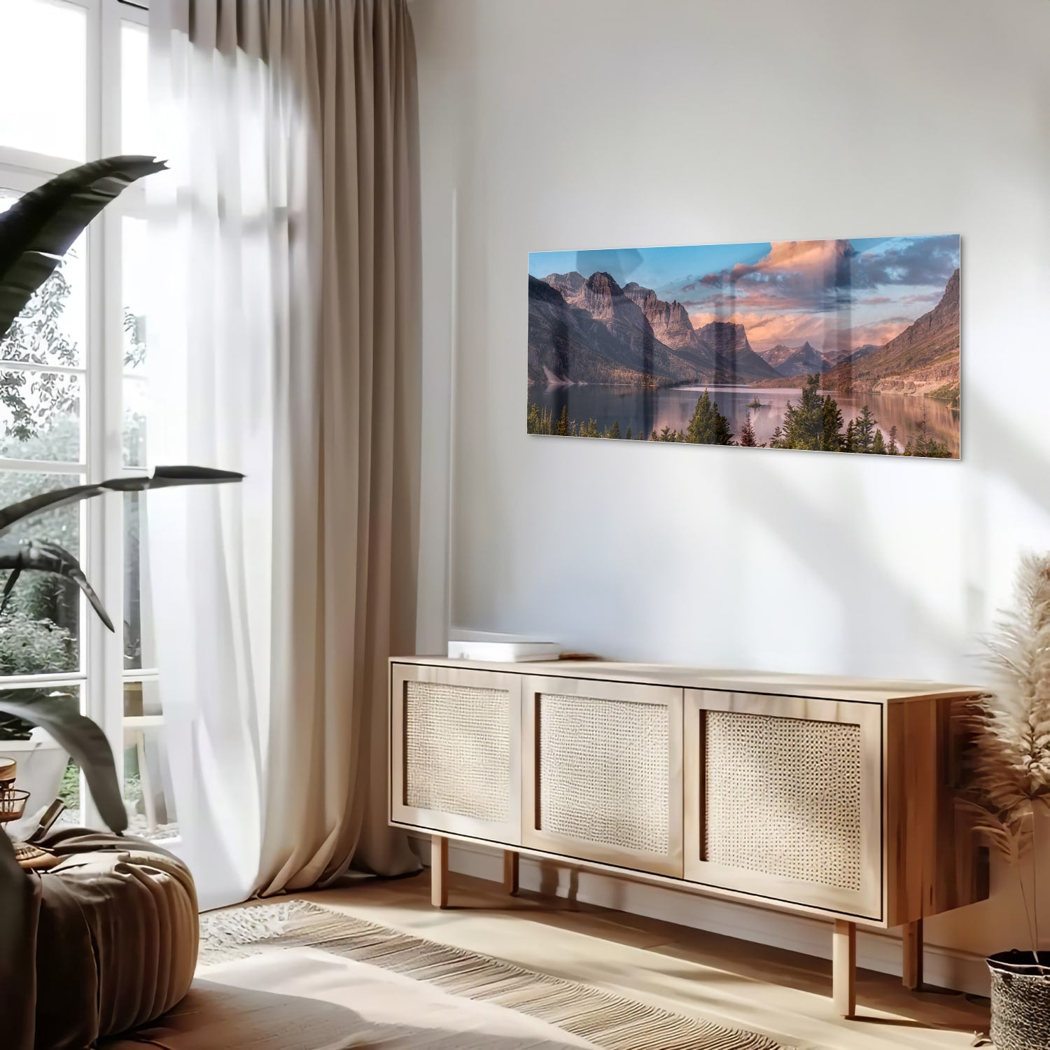 Glazen schilderij van bergen bij zonsopgang in een lichte woonkamer.