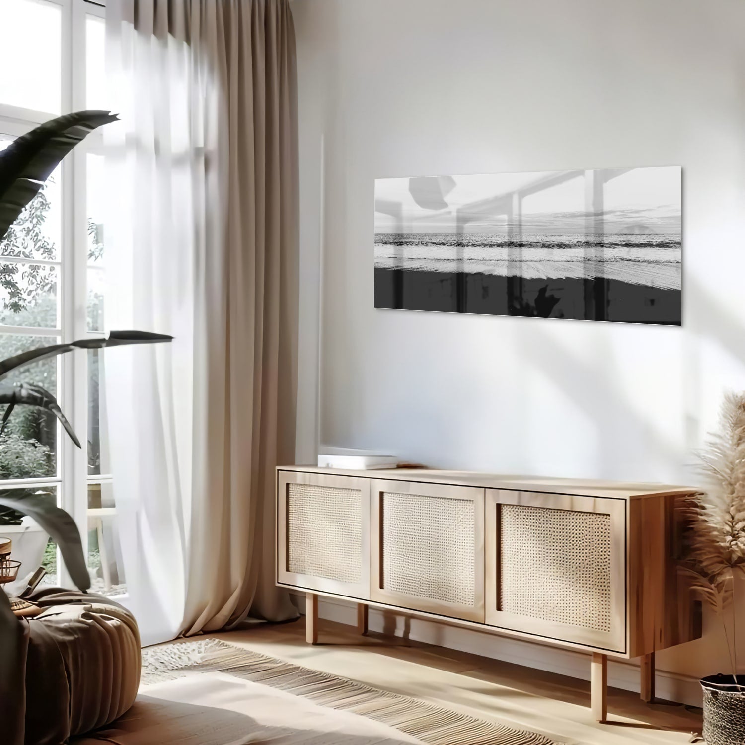 Minimalistisch zwart-wit glazen schilderij aan de muur in een modern interieur.