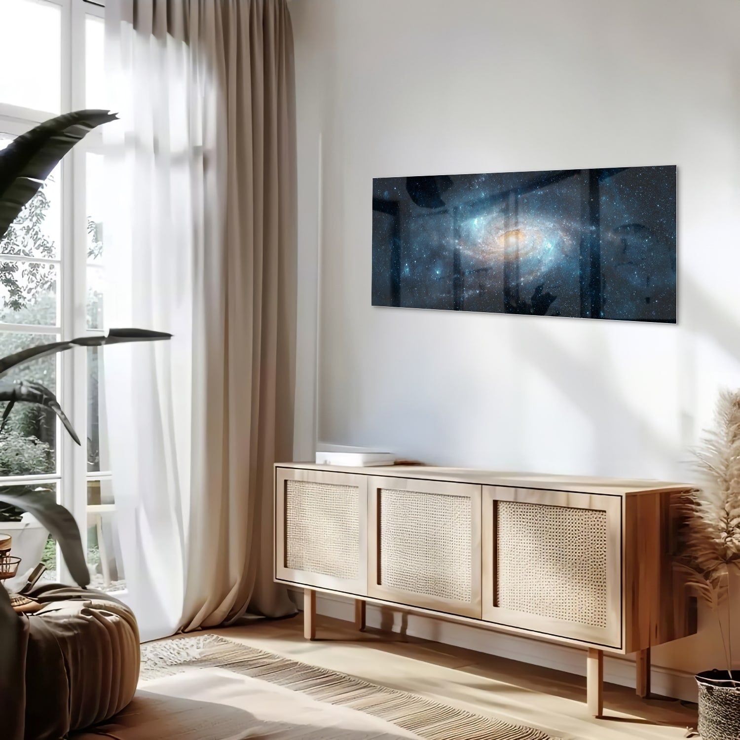 Glazen schilderij van een sterrenstelsel aan de muur in een moderne woonkamer.