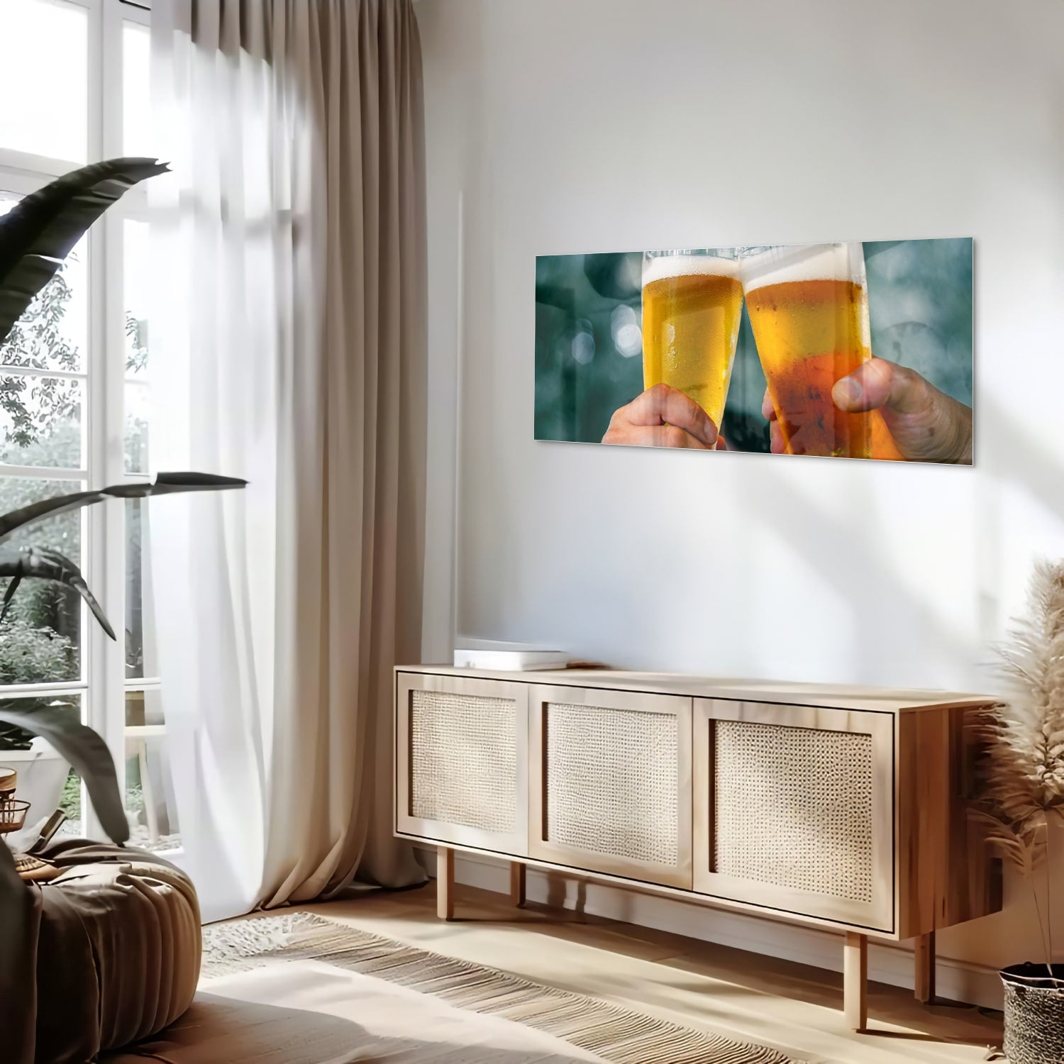 Glazen schilderij van twee glazen bier die aan elkaar getild worden in een feestelijke setting.
