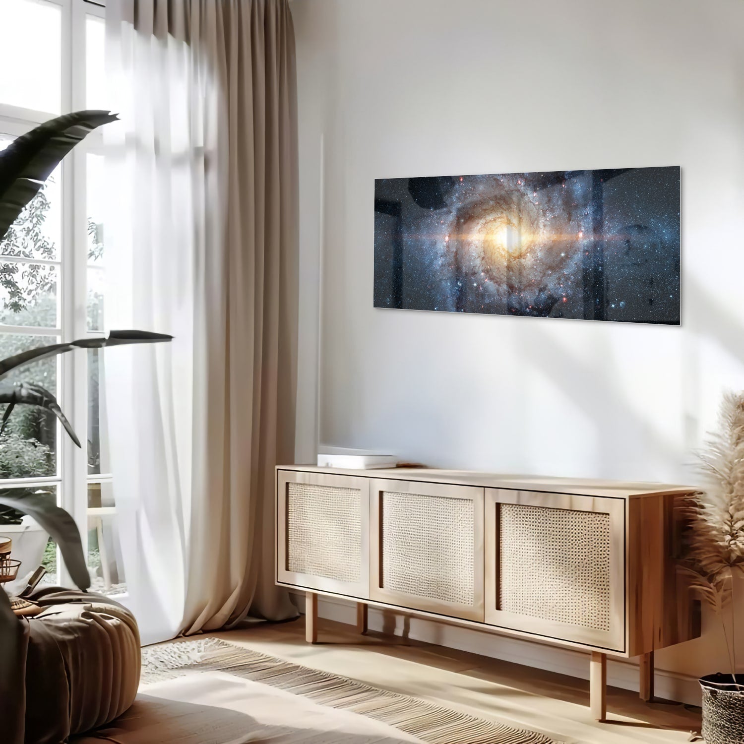 Glazen schilderij van een sterrenstelsel aan de muur in een lichte woonkamer.