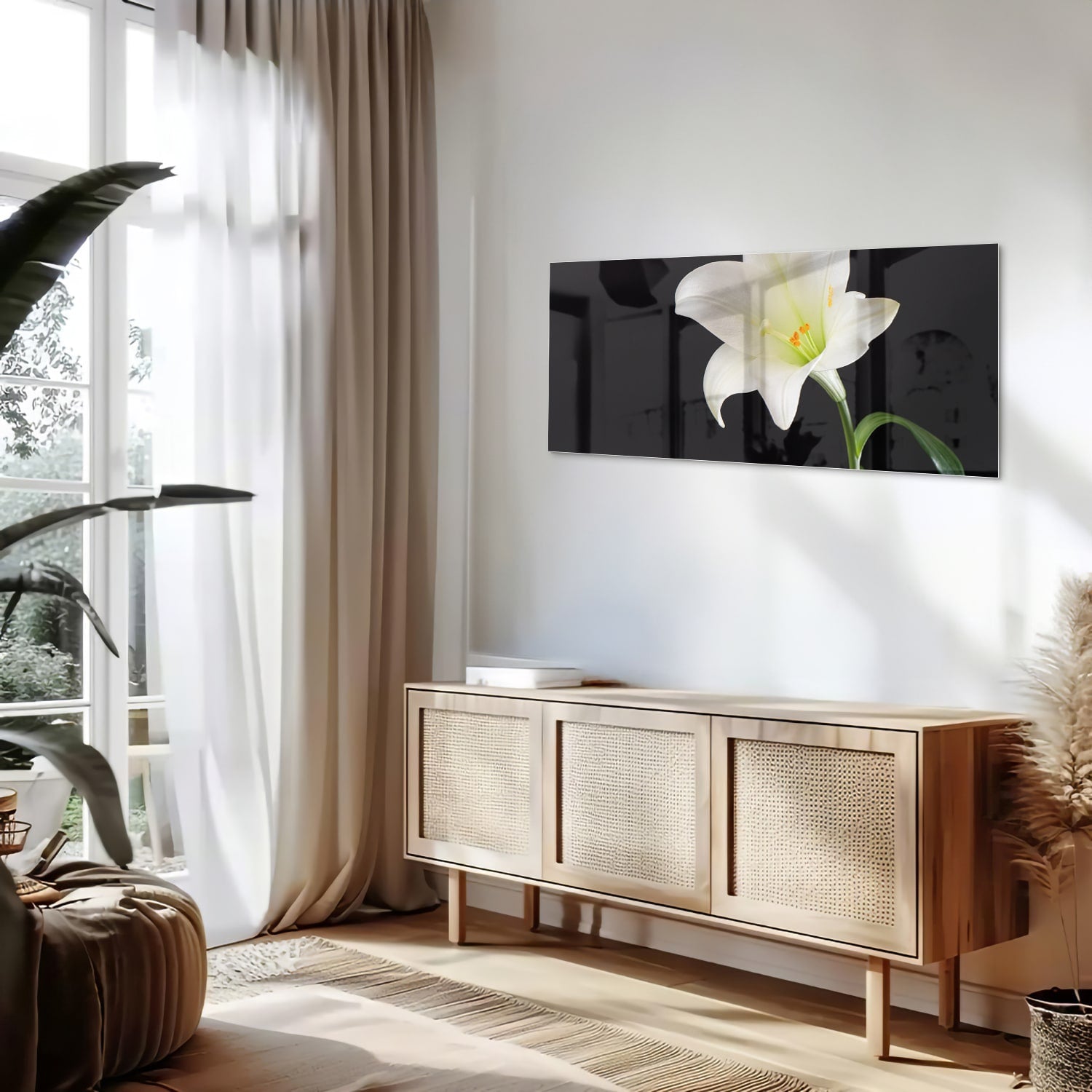 Glazen schilderij van een witte lelie aan de muur in een stijlvol interieur.
