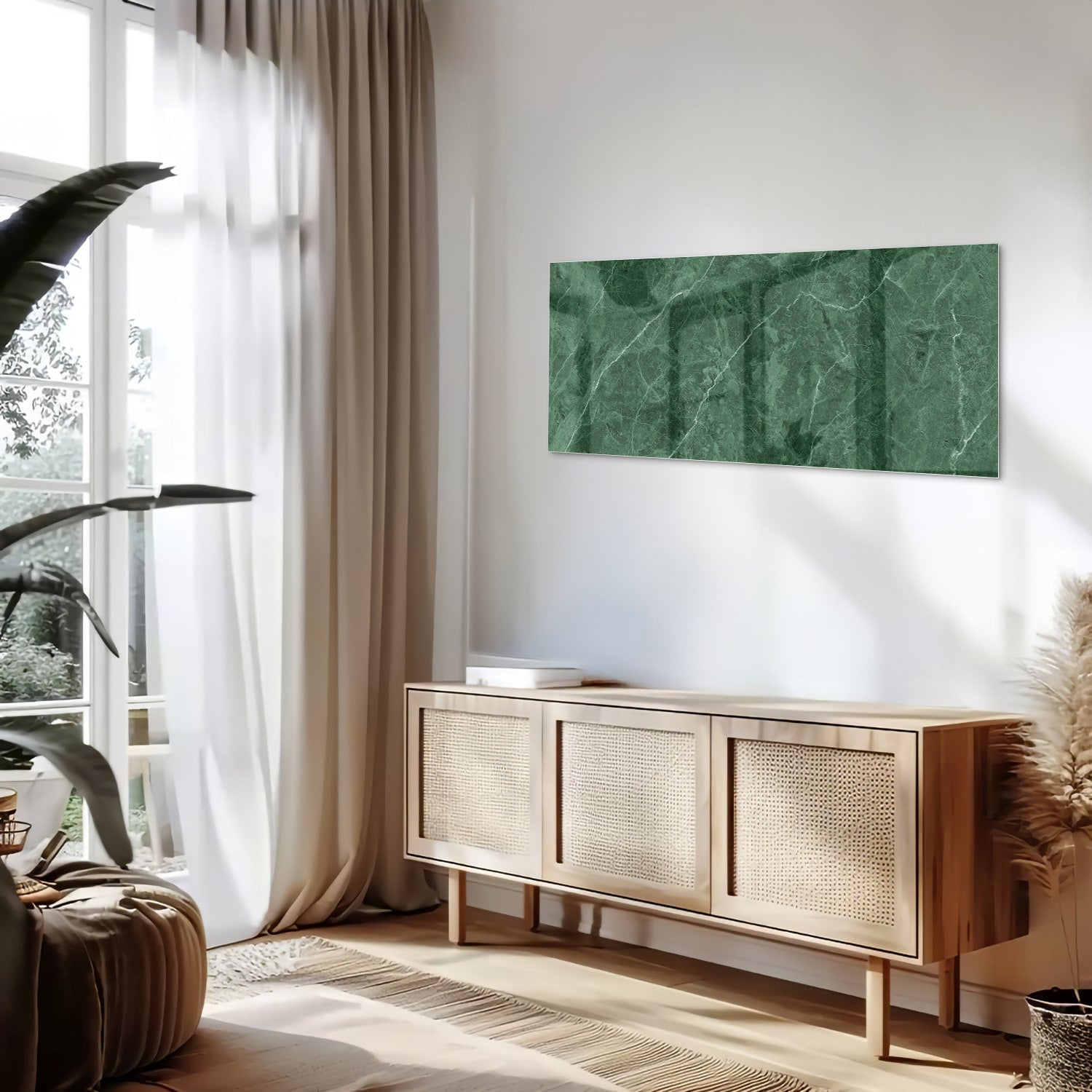 Groen glazen schilderij met marmerpatroon aan de muur.
