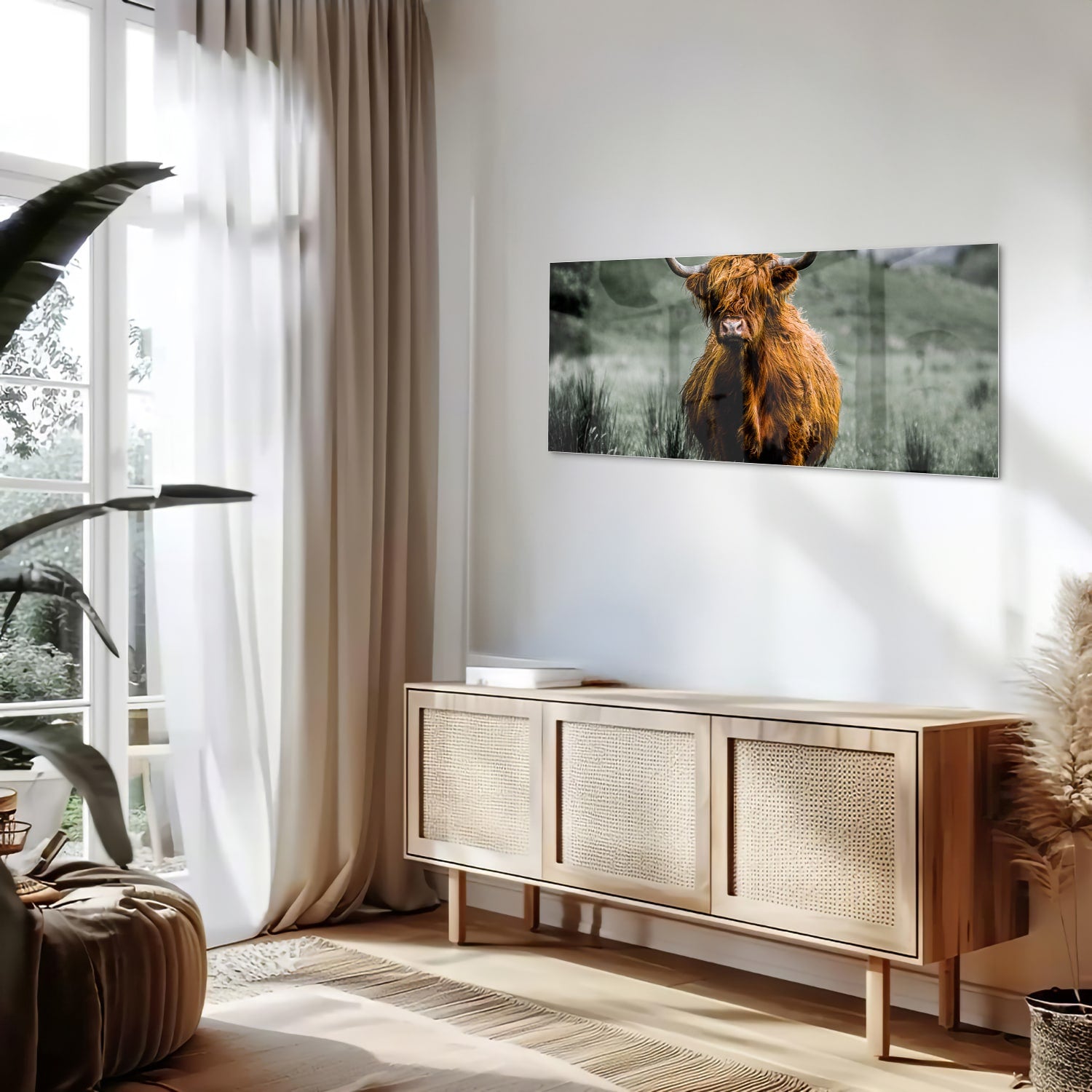 Schots Hooglander schilderij op glas in een groene omgeving.