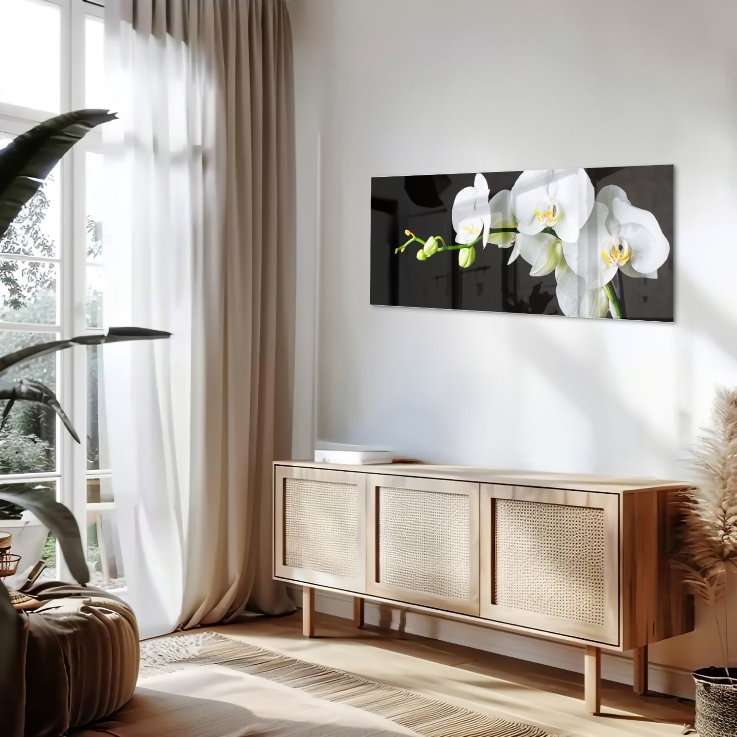 Glazen schilderij van witte orchideen op een zwarte achtergrond