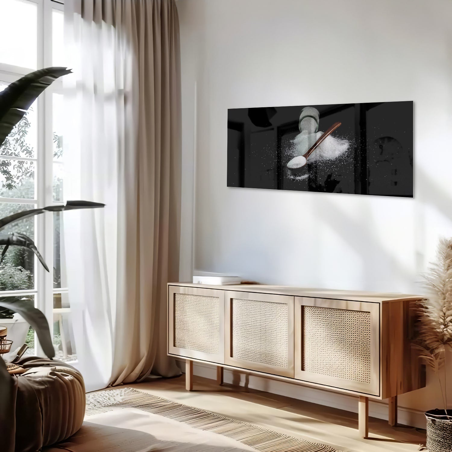 Een glazen schilderij met zout en een lepel op een zwarte achtergrond, ideaal voor keukeninrichting.