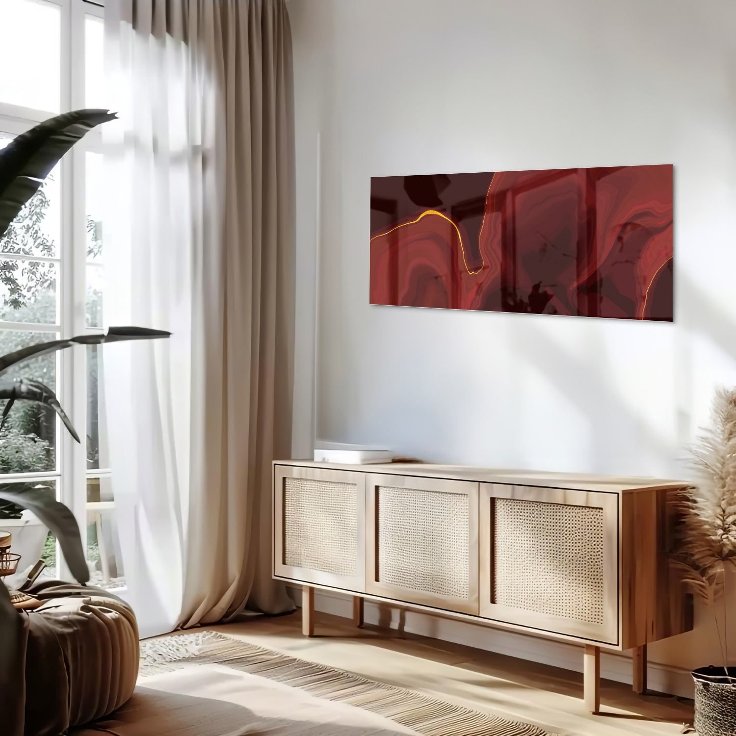 Abstract glazen schilderij met warme roodtinten aan de muur