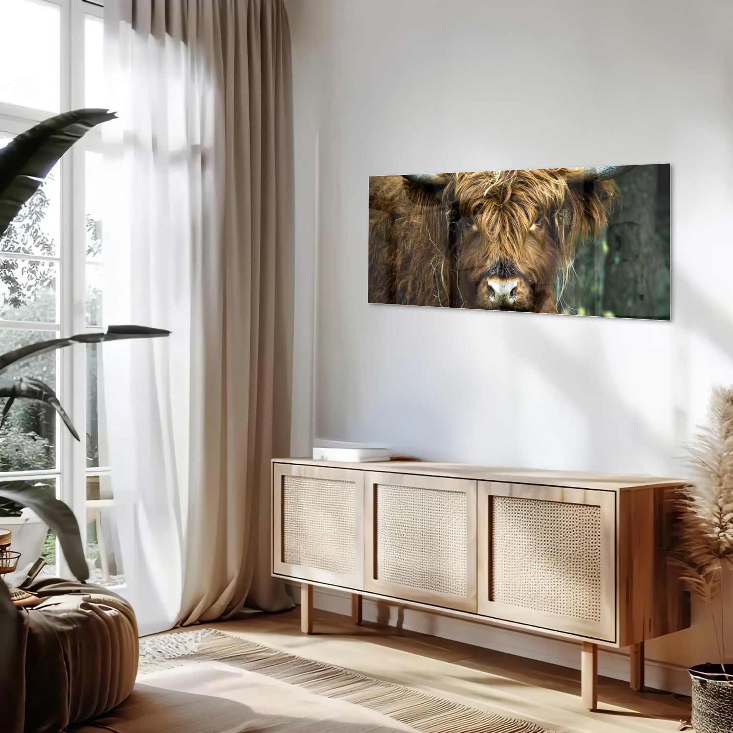 Glazen schilderij van een Schotse Hooglander in een natuurlijke omgeving